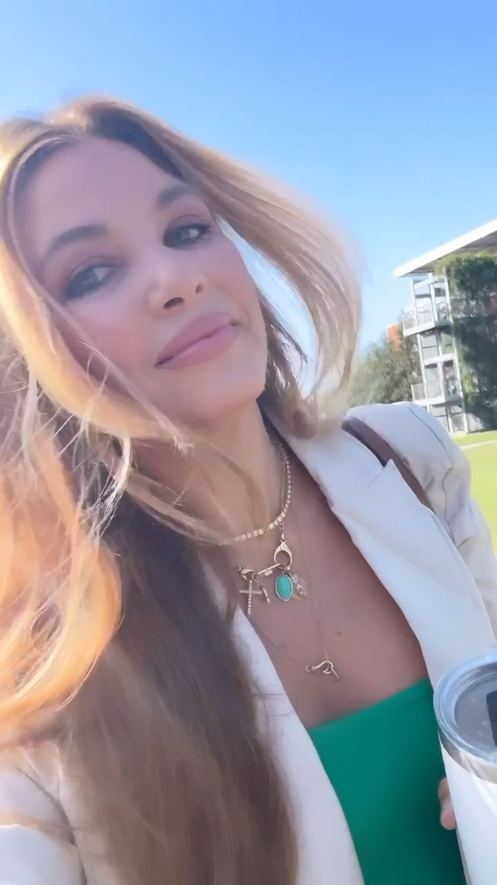 OOTD, MOTD, blazer, eyeshadow 

Today’s basics👓💋
Blazer: m/l
Bodysuit: medium 
Pants: size 4
Eyeshadow: 118
Blush: 135
Lip: positively playful 
Eyeliner: burgundy 
Foundation: 55

#LTKbeauty #LTKunder100 #LTKworkwear