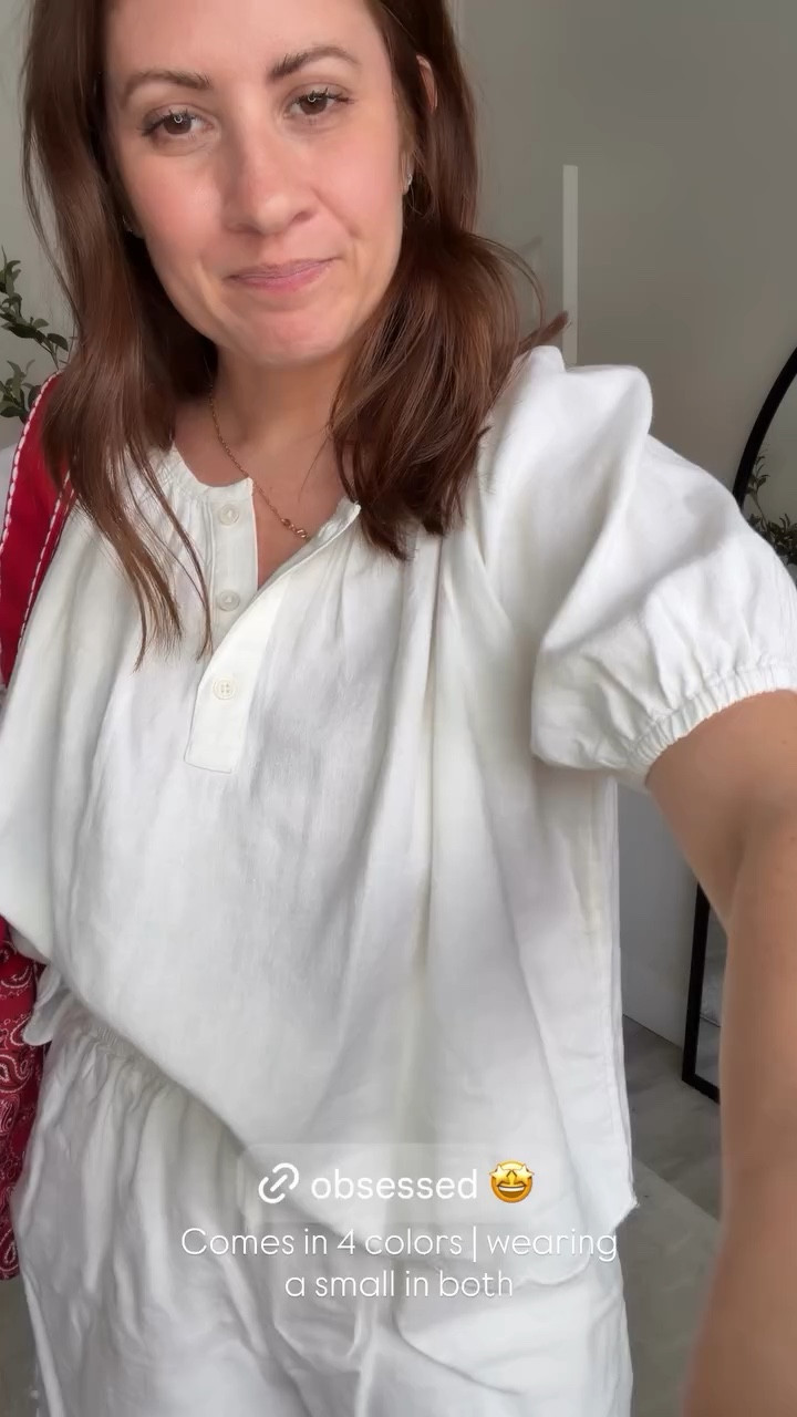 Comes in 4 colors | wearing a small in both