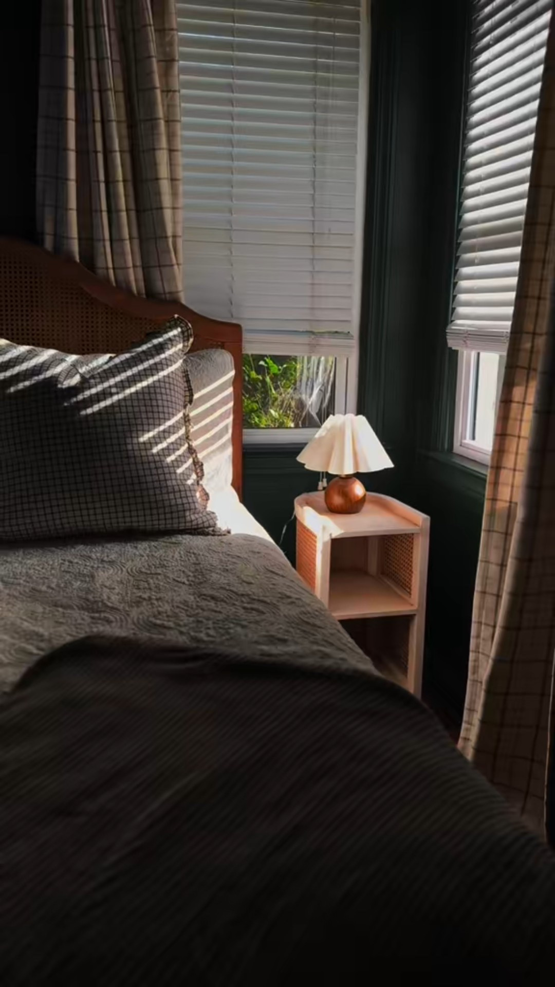 We went all in on color drenching, so yes, each bedroom is named after its paint color But don't let the name fool you, every inch of these rooms was designed on purpose. Art, decor, fabrics... all handpicked just for this room.
#colordrenching #InteriorDesignInspo #DesignDetails #MoodyInteriors
#HomeDecor #airbnb

#LTKHome