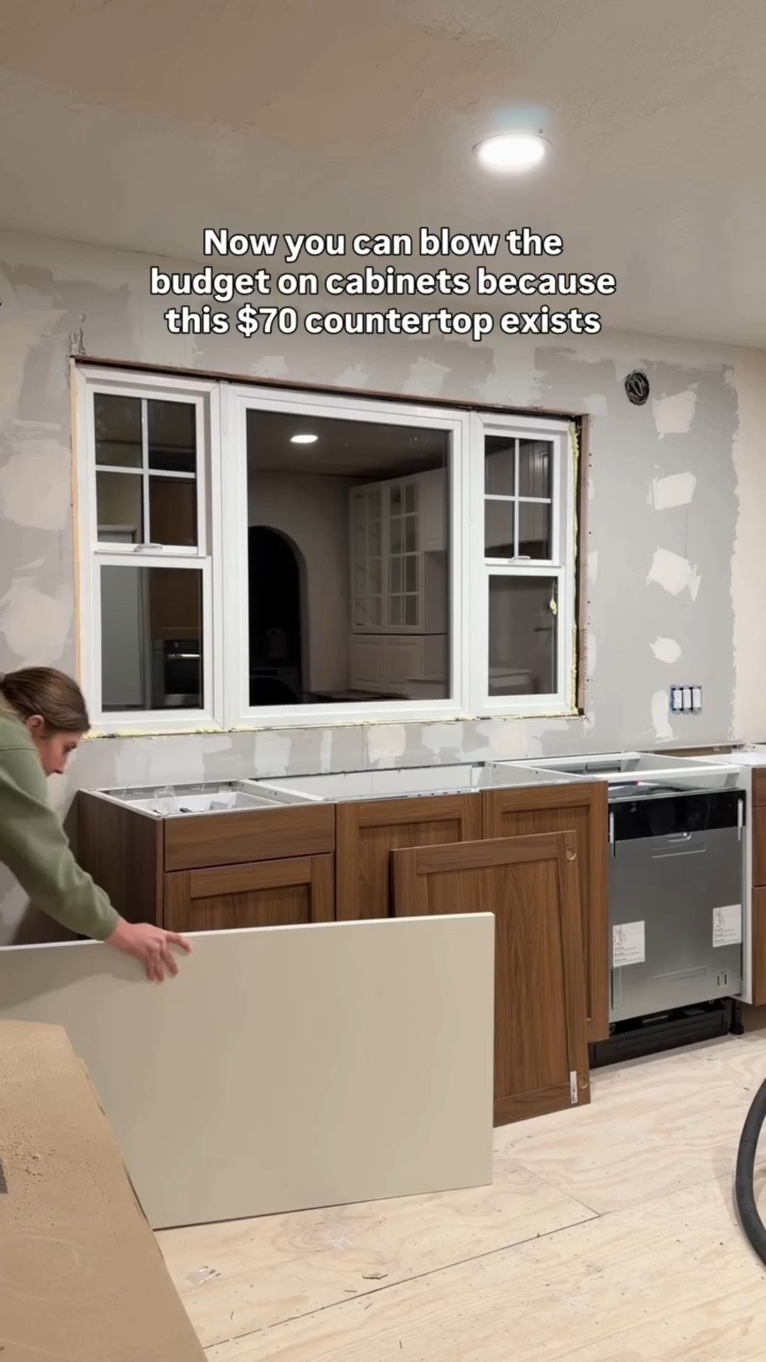 Reason # 1 why I love IKEA: you can customize any project based on your budget!!! 
•
Comment “link” and I’ll send this to you!
•
We had to wait around 2 months for our fancy IKEA countertops to arrive, but we needed to use our kitchen. Enter these $70 white laminate countertops! And even though they are temporary, I had to share them because I was amazed at their quality and by how beautiful they are. I know there’s someone out there who needs to know these exist! 🙏🏼