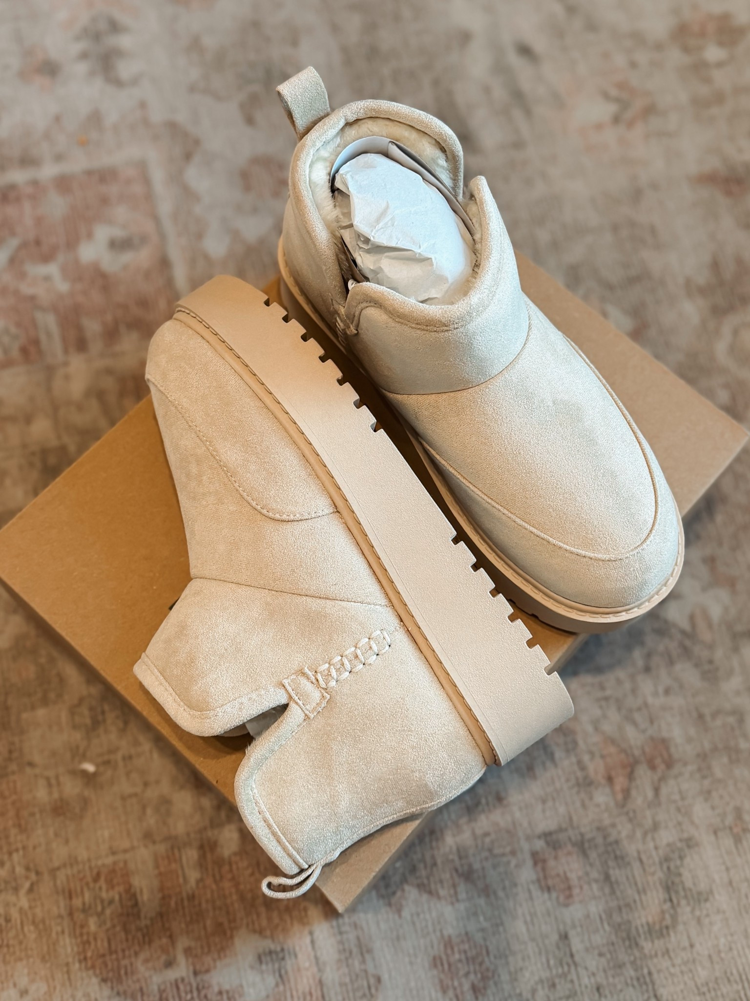 Needed a new pair of cozy Sherpa slip-ons for winter. My last were chestnut but I went with the natural color this time around. Love the lux lounge vibe they give. 

Winter boots, Ugg, gifts for her, gift guide for teens, gifts for mom, holiday gift ideas under $75

#LTKFindsUnder100 #LTKHoliday #LTKGiftGuide