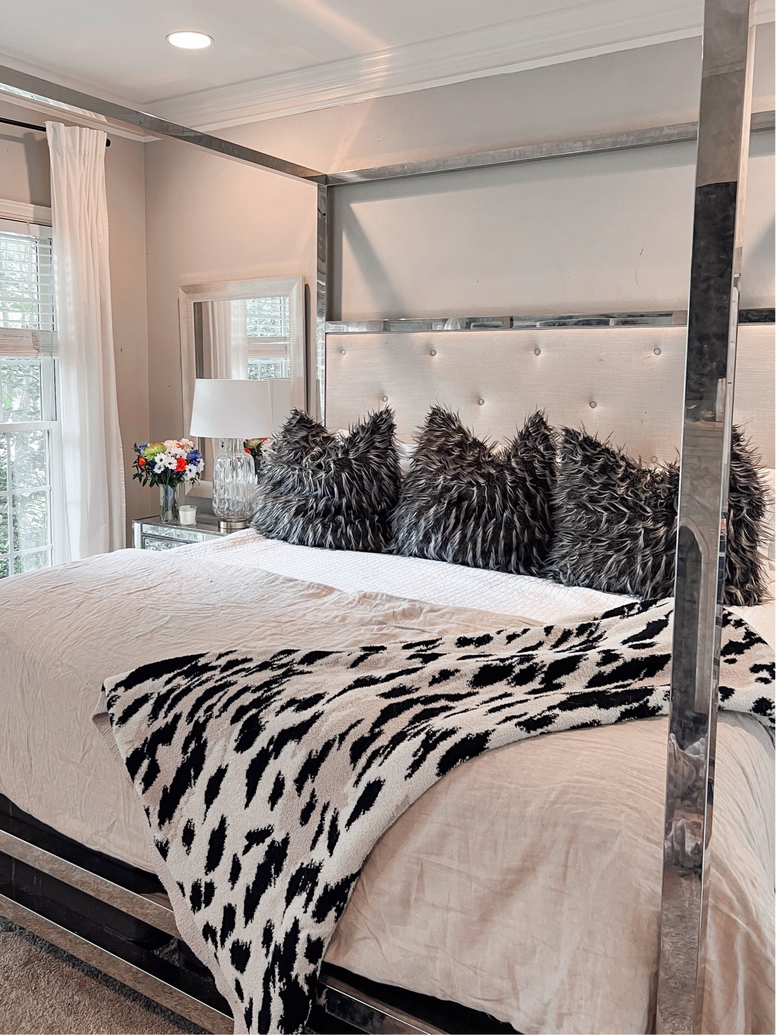 Bedroom decor, home decor, neutral tones 


#LTKSeasonal #LTKFind #LTKhome