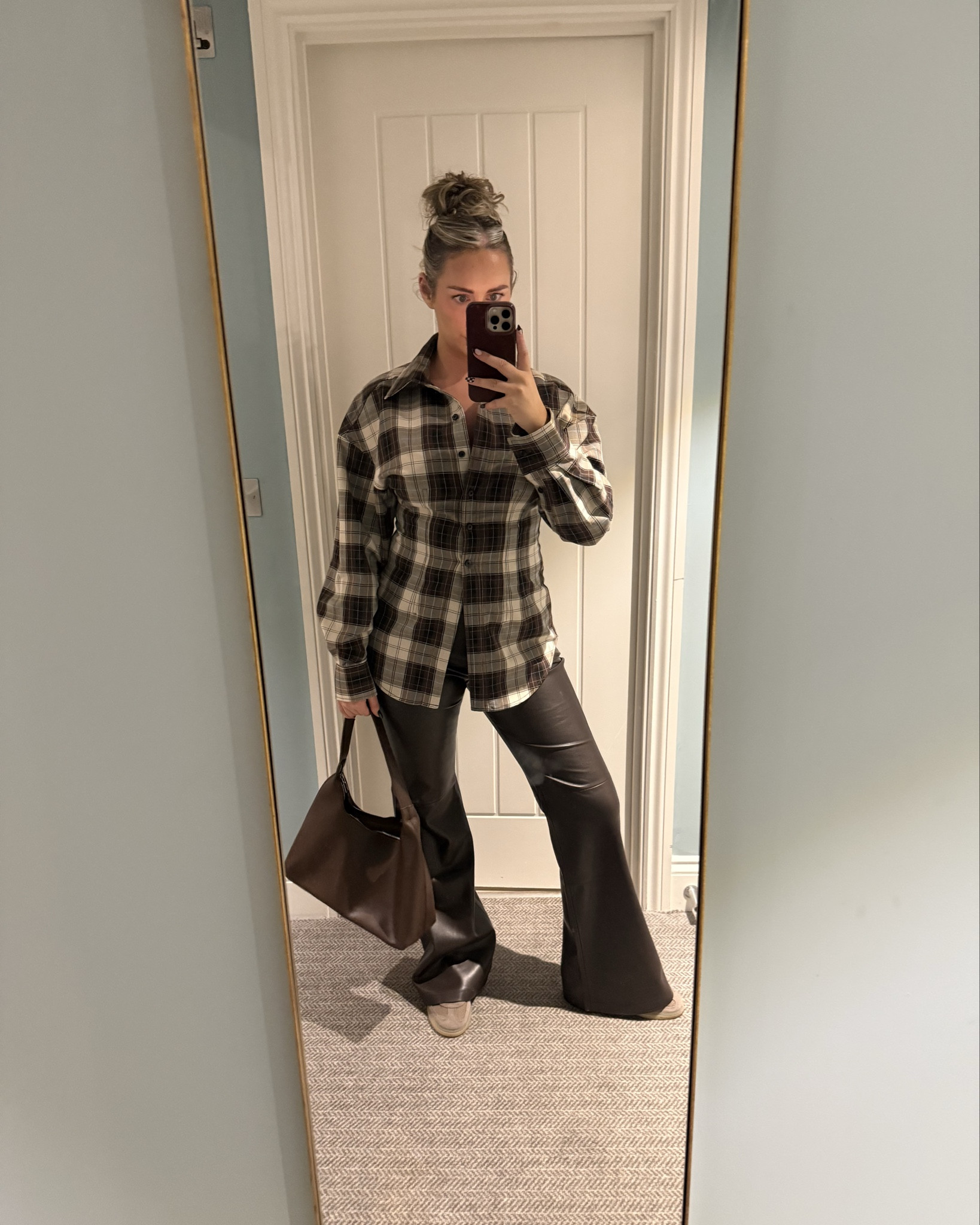 An autumn brown themed outfit 
Adidas spezials 
H&M cinched waist shirt 
Brown bag from asos 