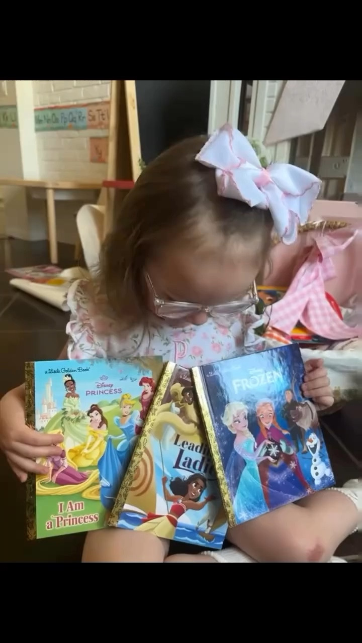 We like to use these books for 
Disney autograph books/keepsakes
🔗 I linked them in my bio
