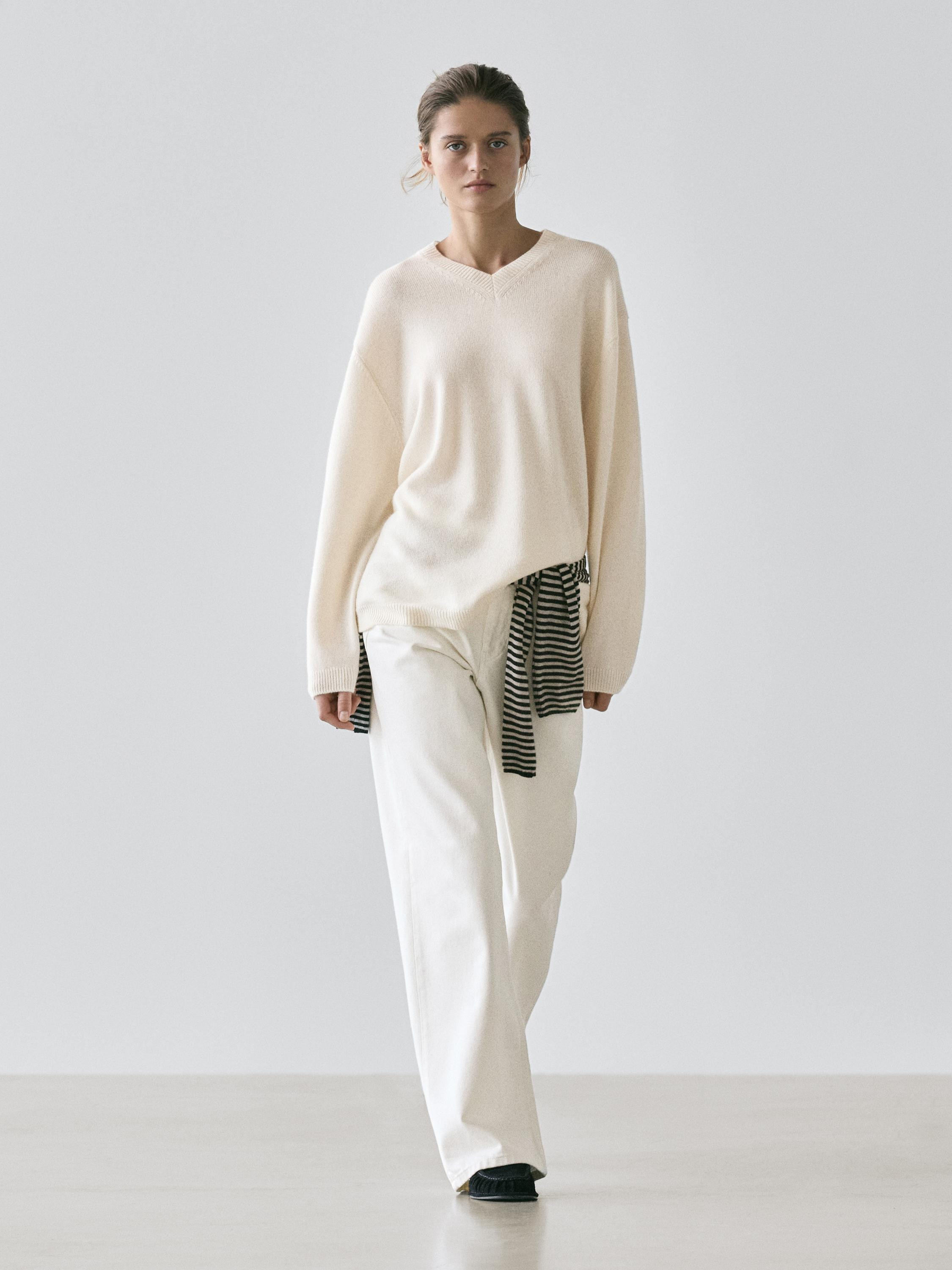 100% cashmere oversize V-neck sweater | Massimo Dutti UK