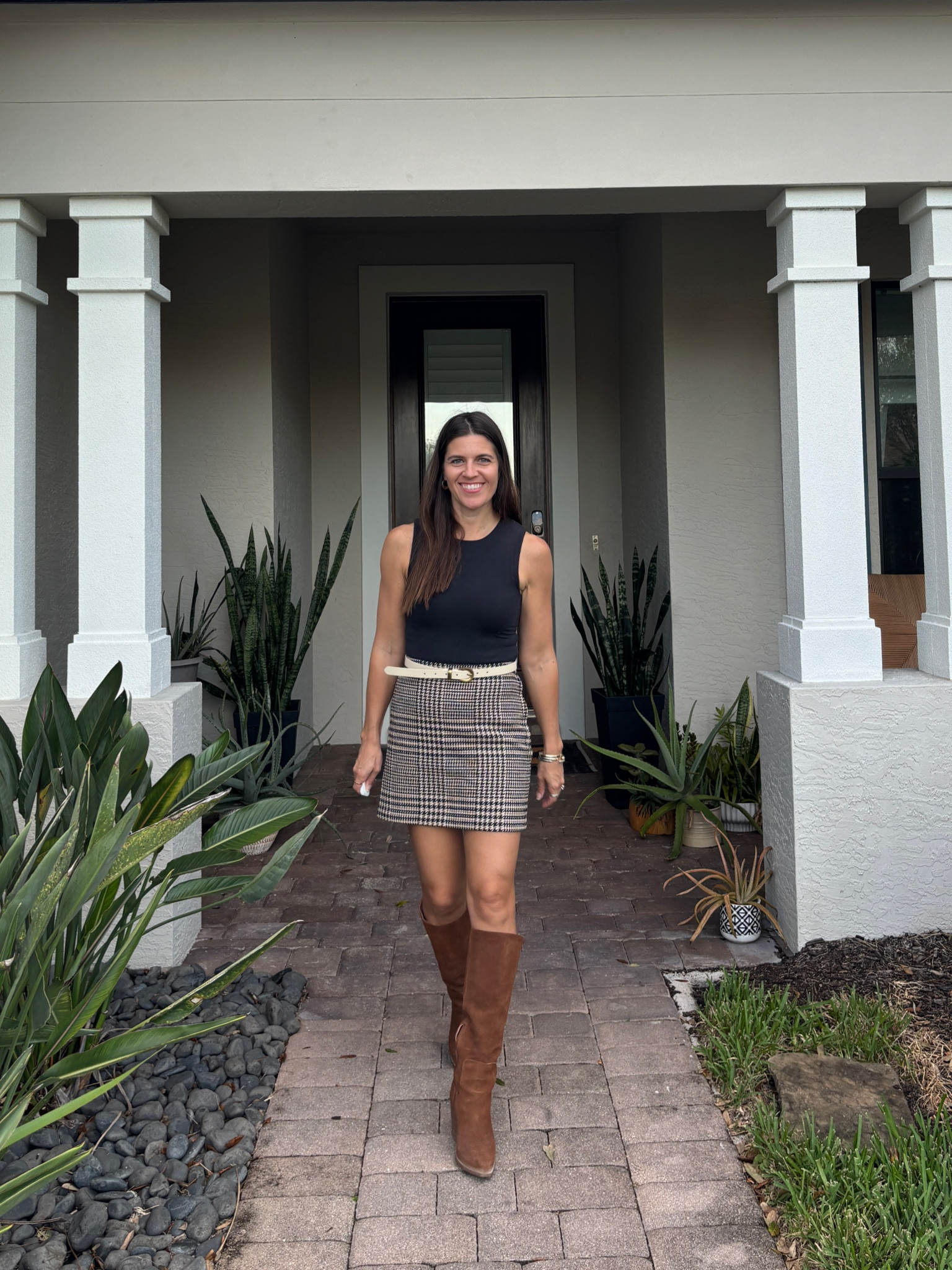 Thanksgiving outfit idea - FL style. I'm challenging myself to create capsule wardrobes this year, and I love this look from my fall capsule wardrobe. 

Skirt:2 / body suit: s / boots: 6.5

H&M outfits / Abercrombie / suede boots / fall skirt / thanksgiving / fall capsule outfits / plaid skirt / fall basics 