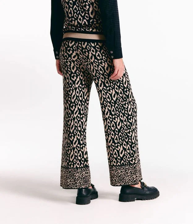 Calça Pantalona em Tricô com Estampa Animal Print Onça Preto | Renner (BR)
