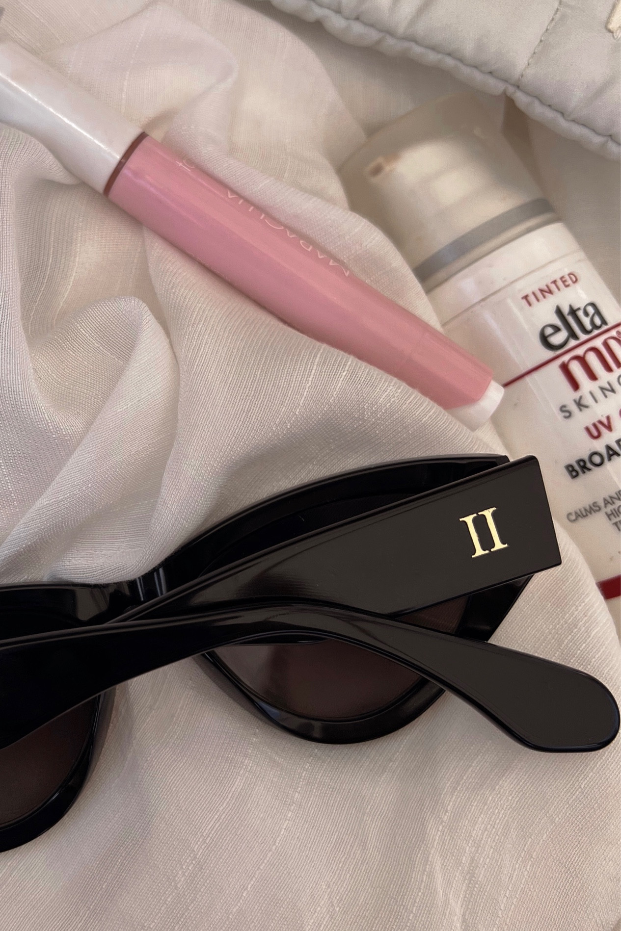 What’s in my beach bag —
@teuxofficial - sunglasses in Dawn| Onyx/Midnight Fade (comes with Jet Set Pouch)⁣ code DRLUXY10 10% off - on sale now! 
@mondayswim - swim cover up, one size ⁣
@lackofcolor - wide brim hat ⁣
@target - hair clip⁣
@tarte - maracuja juicy lip balm ⁣
@dermstore - Elta MD tinted moisturizer + SPF⁣
@target - straw tote handbag ⁣
⁣
Swim
Sandals 
Swimsuit 
Vacation 
Country concert 
Summer hat 
Coverup 




#LTKSeasonal #LTKsalealert #LTKbeauty