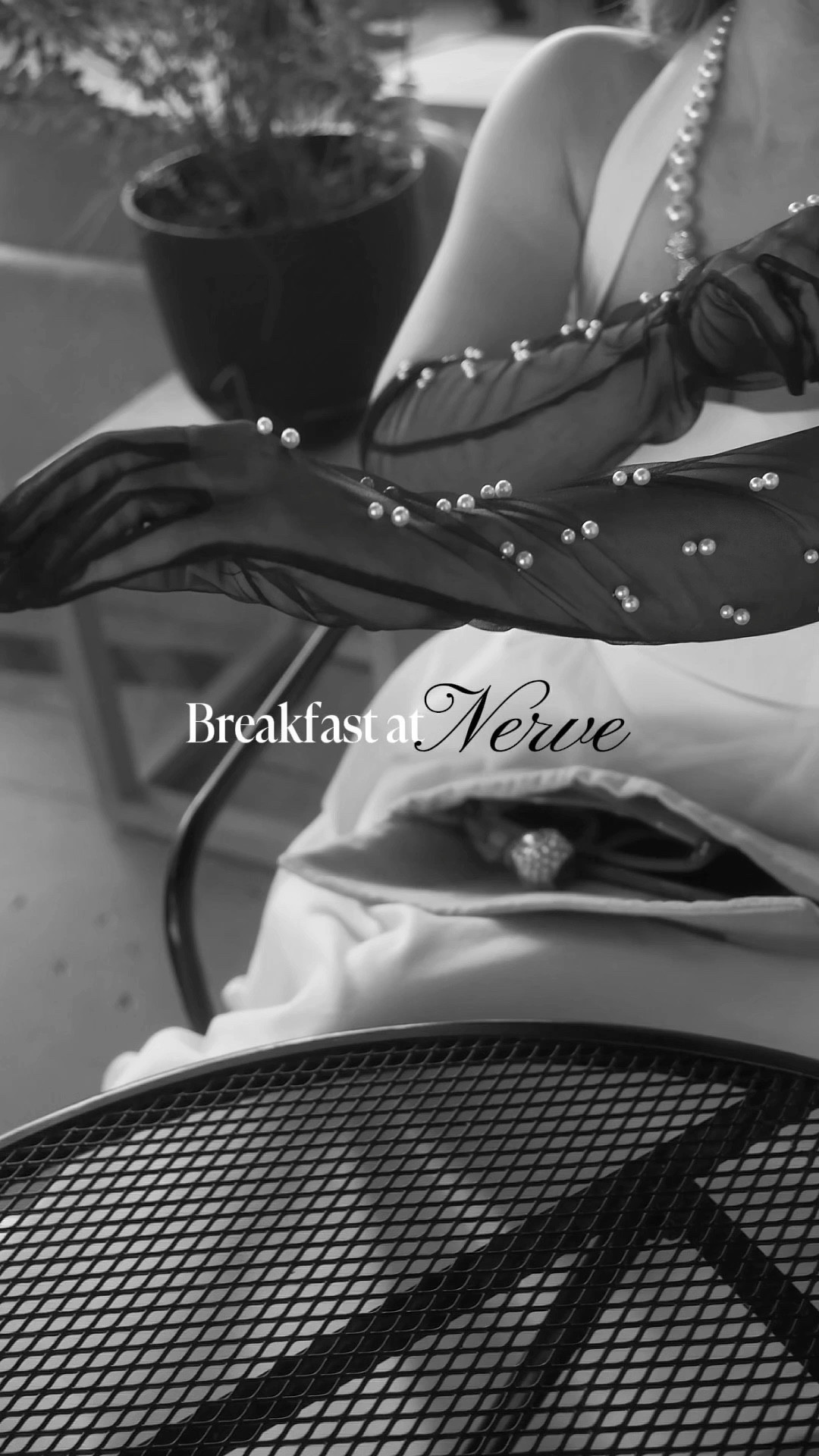 Emperifollada hasta para ir a tomar café 😎☕️ @nervecoffee 

Dress: @commense.official 
Sunglasses: @burberry 
Gloves: @amazonfashion 
Jewelry: vintage & @dillards 

#moda #breakfastattiffanys #outfitinspiration #helloseptember #jewelryinspo 

#LTKSeasonal #LTKStyleTip