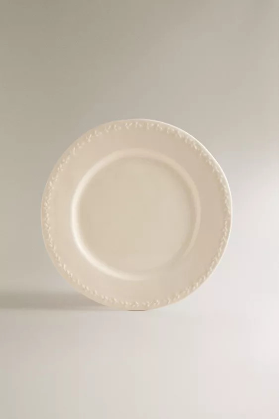 FLACHER TELLER AUS STEINGUT MIT RELIEFRAND | Zara DE