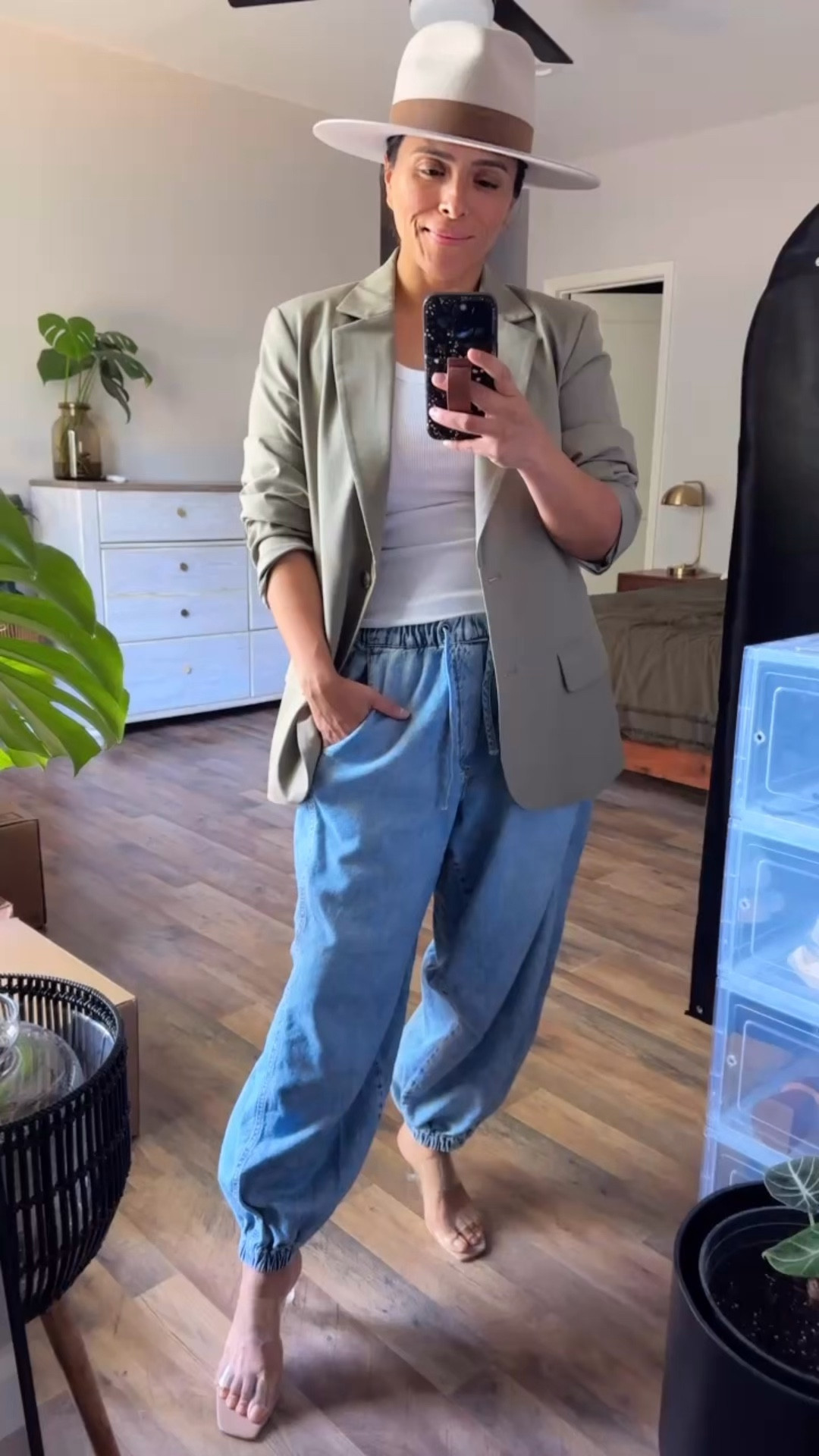 Obsessed with these pants!! They run big so I sized down one! 
(Usually a M, bought a S). 

@Anthropologie Pilcro Beachy High-Rise Parachute Jeans












Midsize style 
Balloon jeans 
Mom outfit 
Anthropologie sale 
Petite style 
Date night outfit 
Summer style

#LTKootd #LTKOver40 #LTKPetite