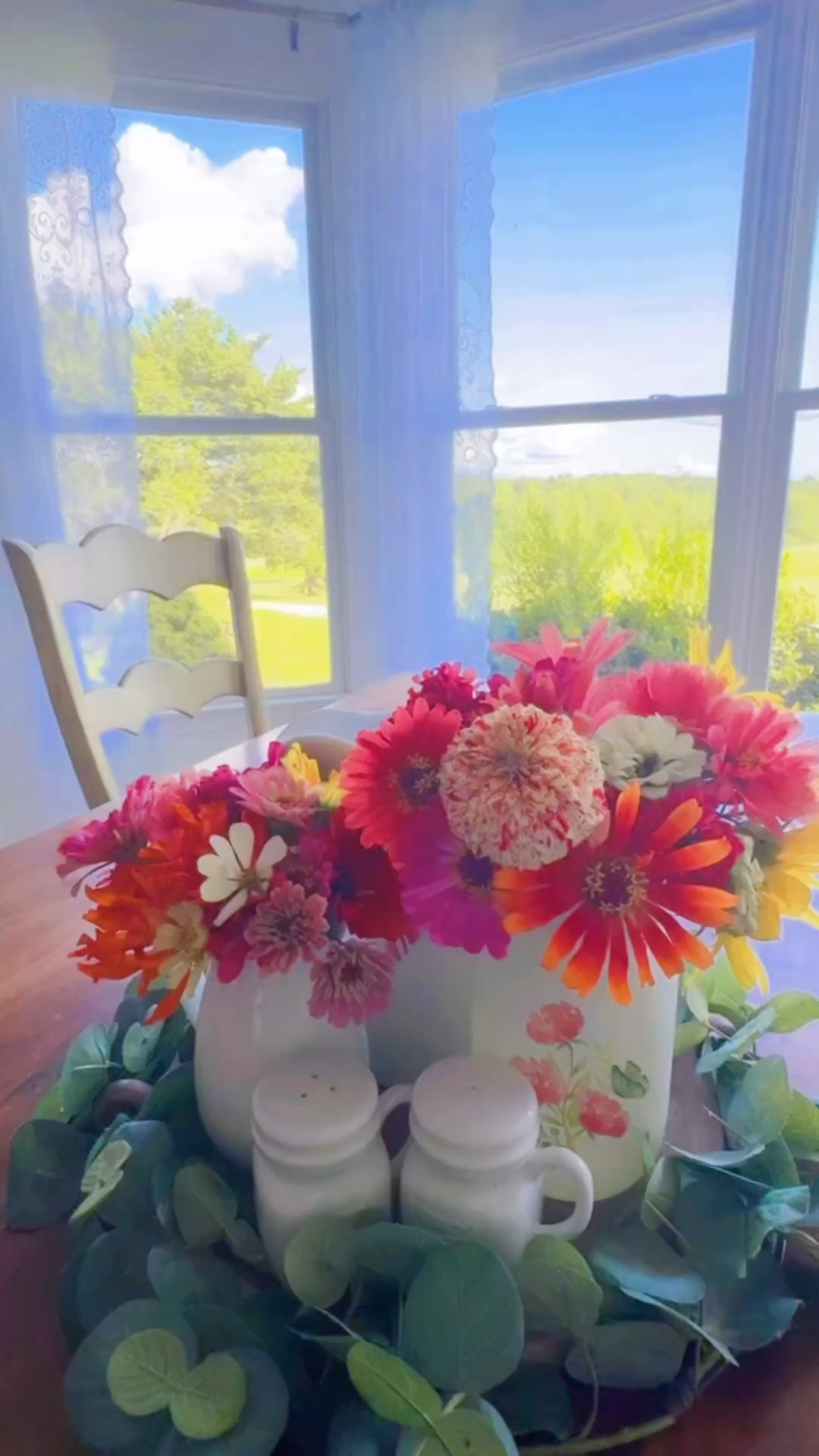 Is there anything better than flowers from your garden 🪴 to decorate your kitchen table with?! 😍 And this view will never get old!!! 🪟