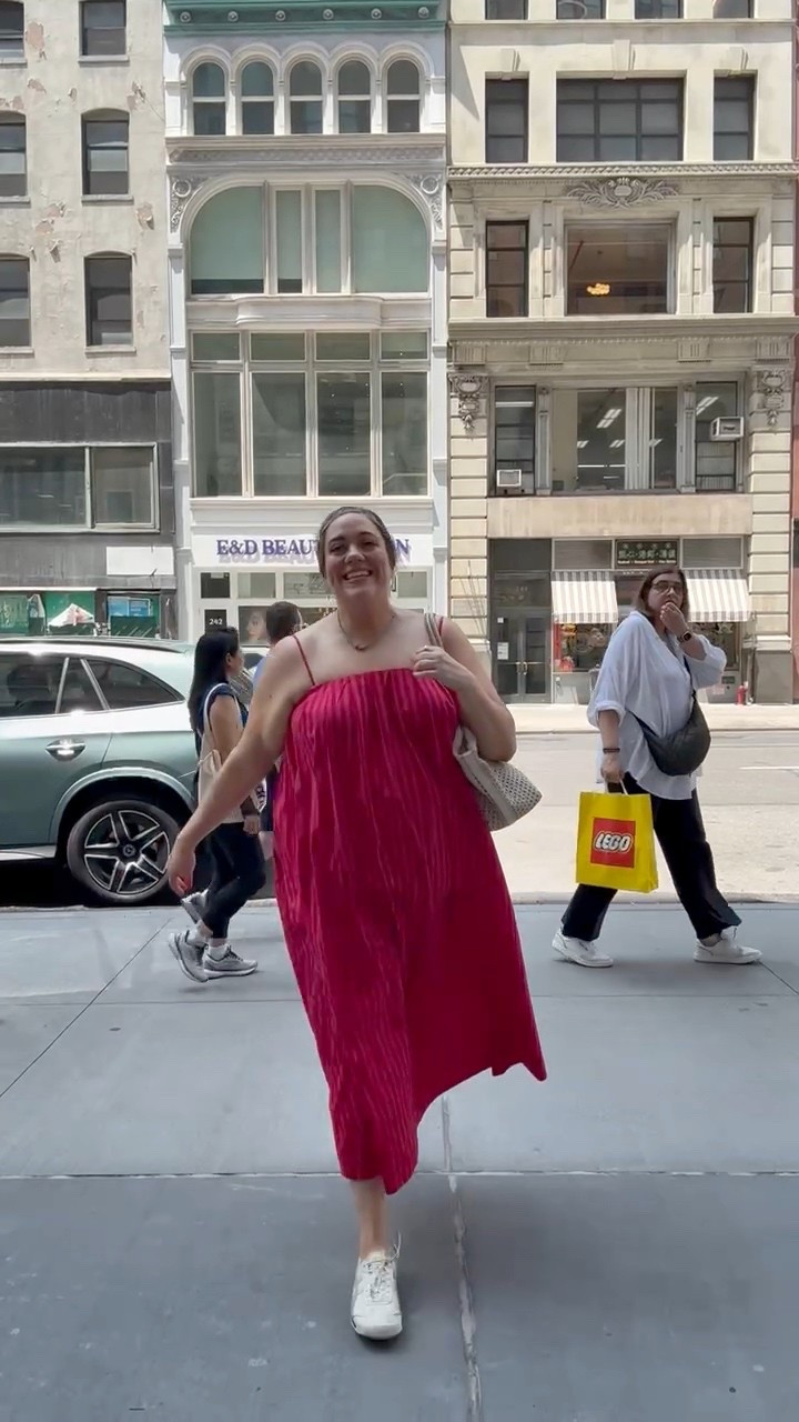 Sarah’s dress is so comfy and she looked so cute in it. Great for summer. Wearing this strapless bra 