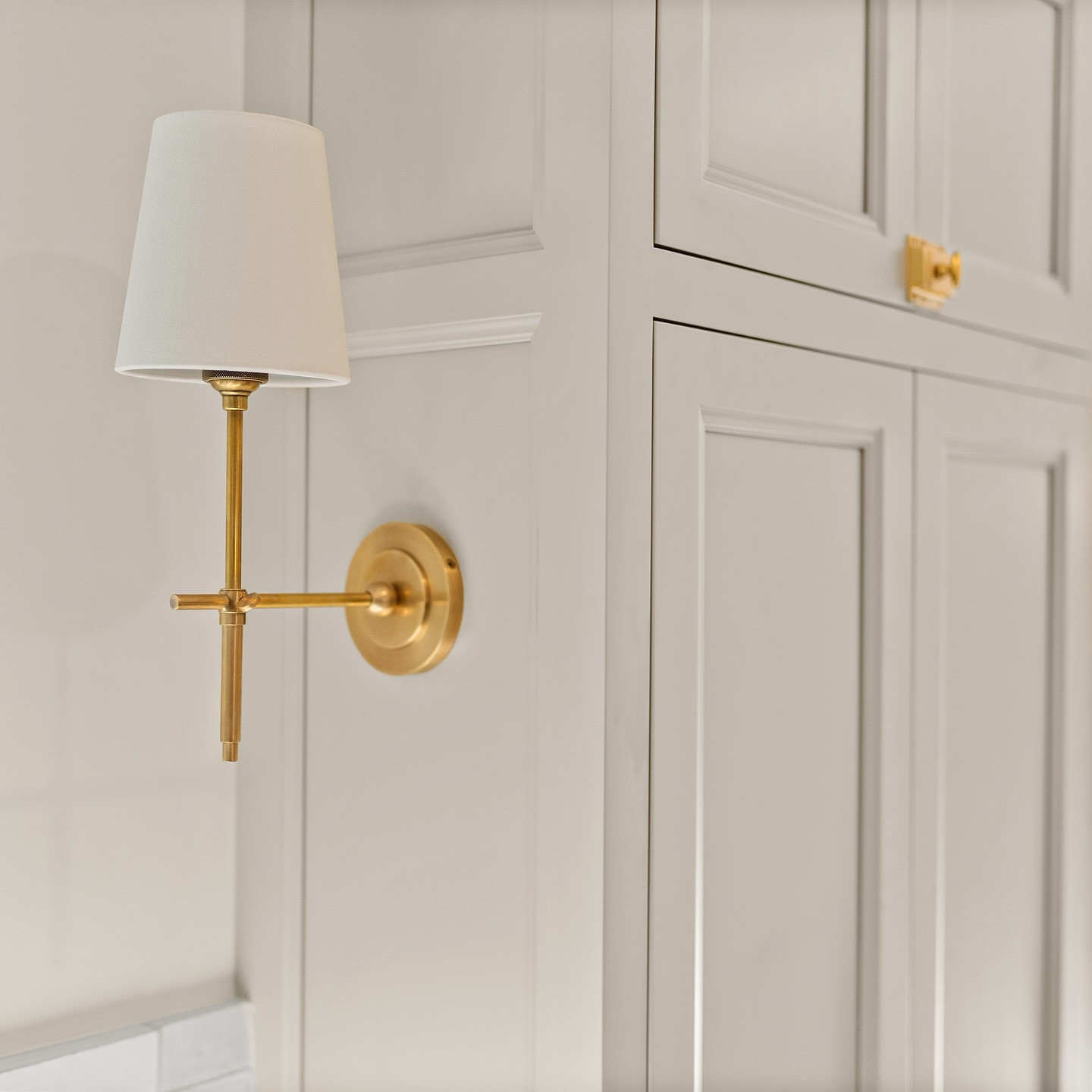 Placing sconces on a breakfront isn’t just about adding light… it’s about infusing unexpected charm and character into every little space. 

Photos: @khhomephotos 
GC: @akn_interiors 

#thorntonid #interiordesign #pittsburghinteriordesigner #sconces #breakfront #insetcabinets #customkitchen #agedbrass