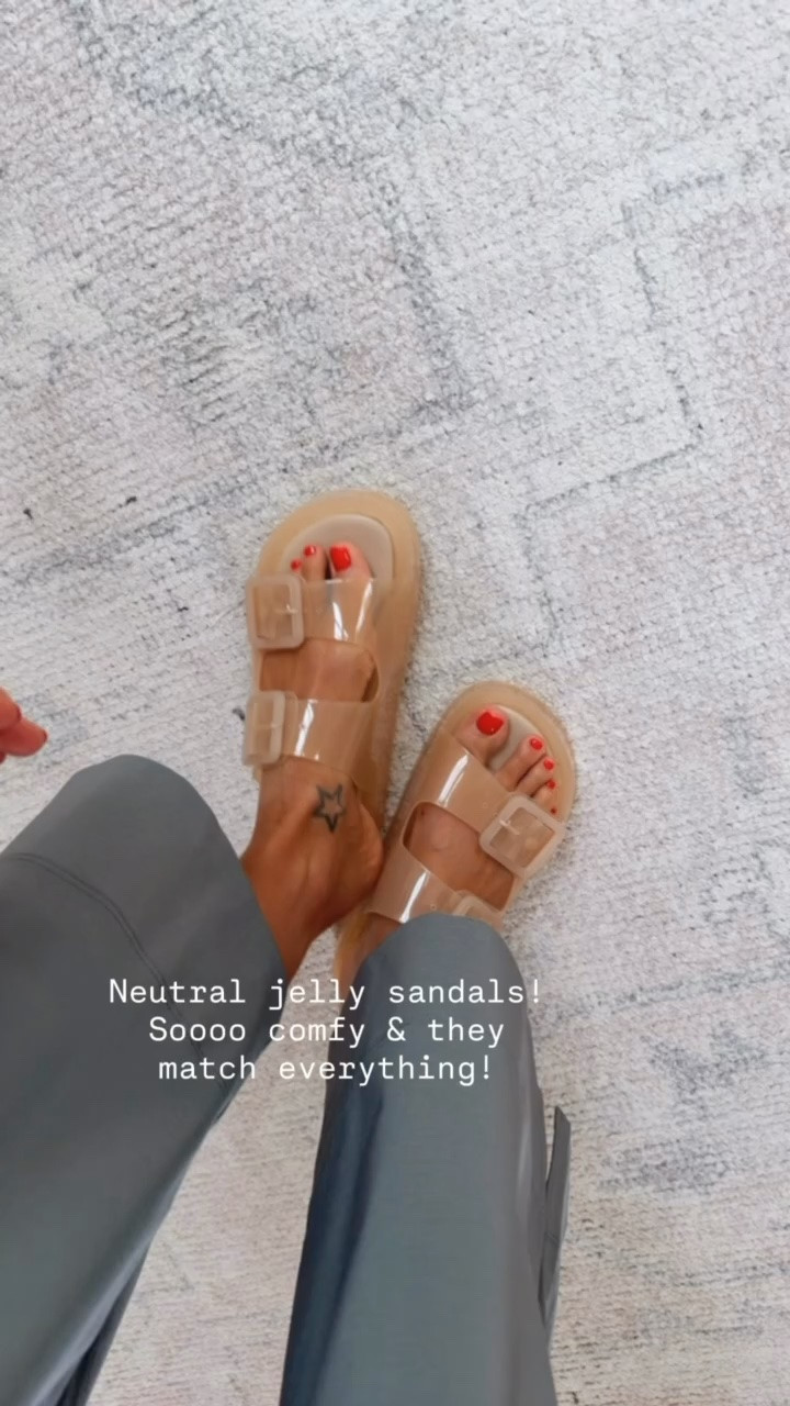How cute are these jelly sandals?! 😍 you can wear them with anything!

Loverly Grey, jelly sandals