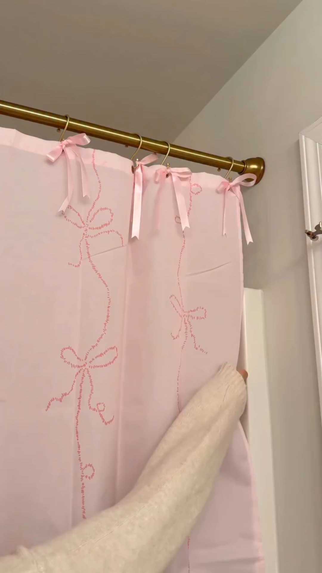 Fun Christmas bath 🎄💕
Made this Hello Kitty bath last year✨

Comment “BATH” and I’ll send you a 🔗✨