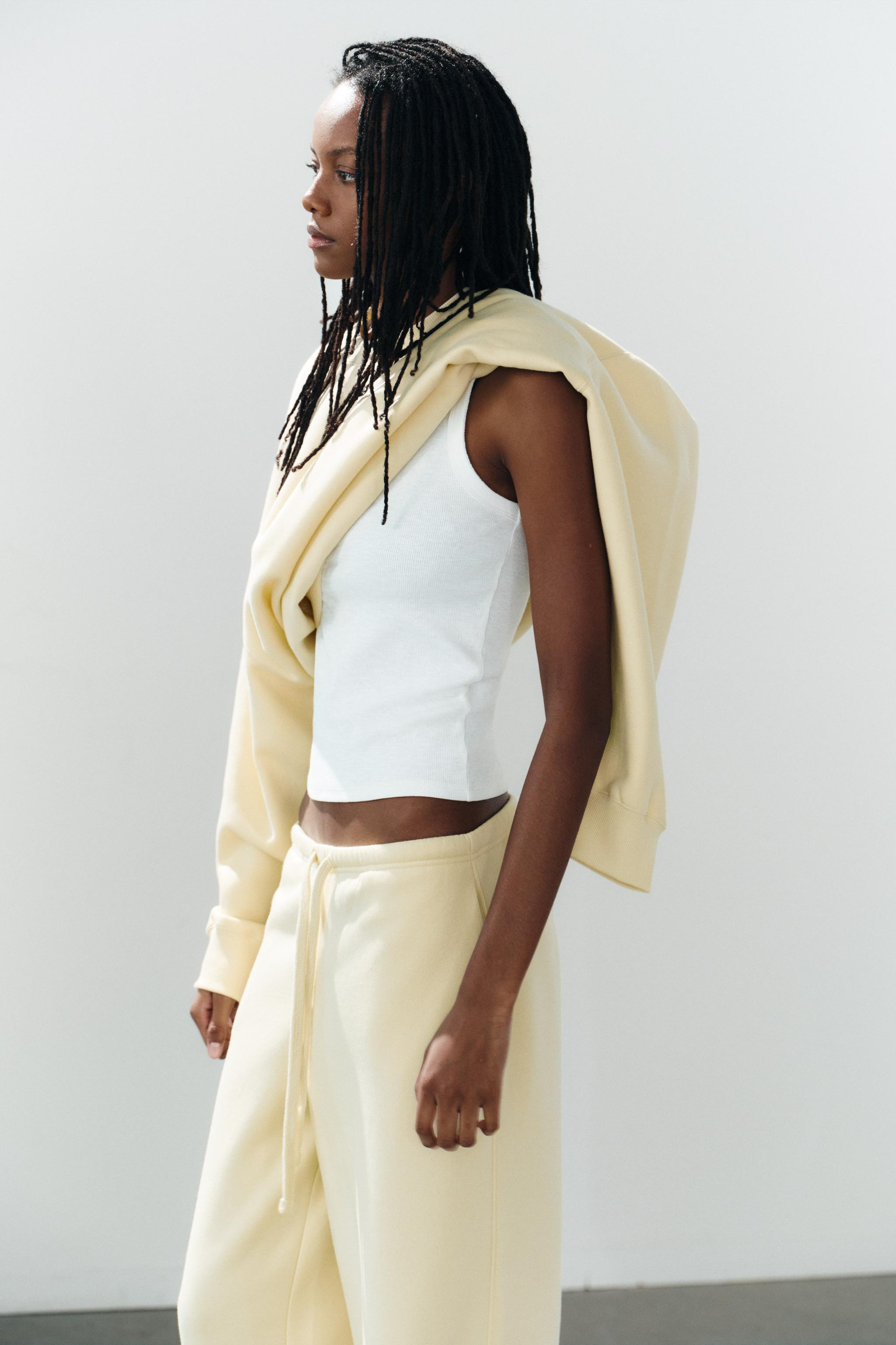 Trousers made of cotton. Mid-rise with an adjustable elastic drawstring waistband. Hidden side se... | Zara US