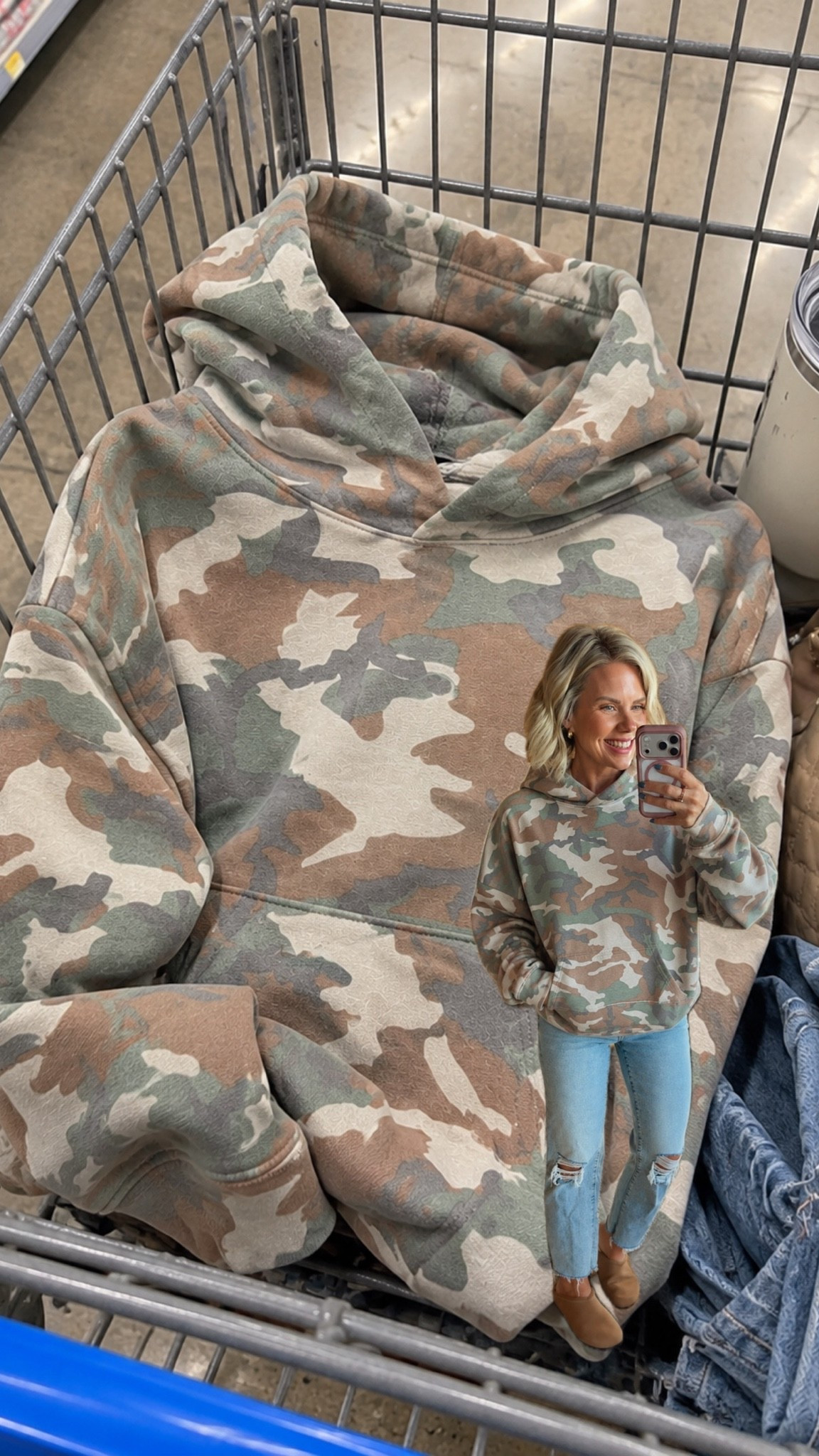 @Walmart men’s section is 🙌🙌🙌 right now!
I grabbed a medium for an oversized fit!
Jeans are from @Kohl's and I just cut off the bottom for a broken hem ankle length!