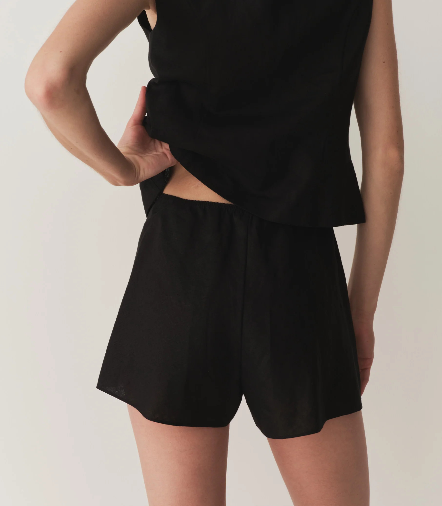 Loren Linen Short - Black | DÔEN | DOEN