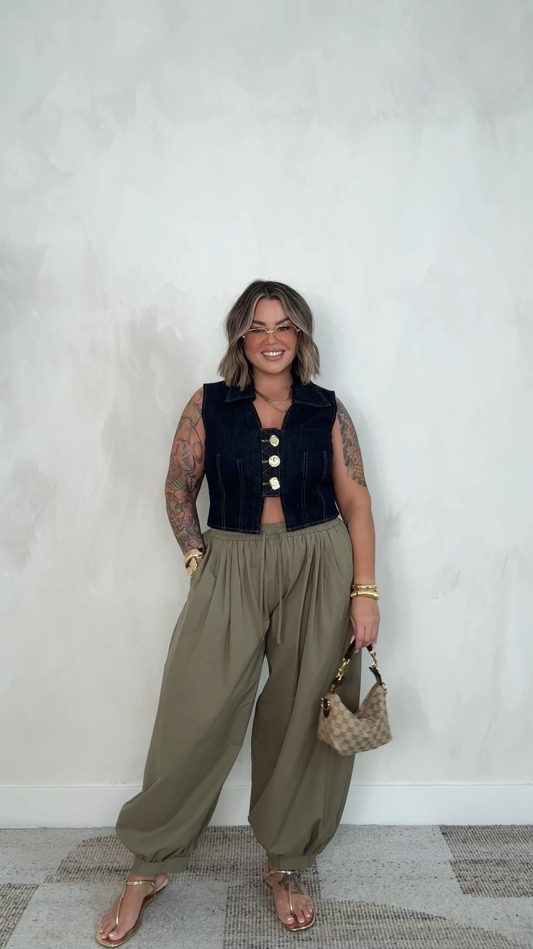 Pants xl 
Vest xxl ( makes sure to follow their size chart when you order ) 
Sandals linked similar 
