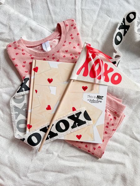 Sharing all the links to the sweetest (and softest!) pajamas + our favorite Valentine’s Day themed books! 