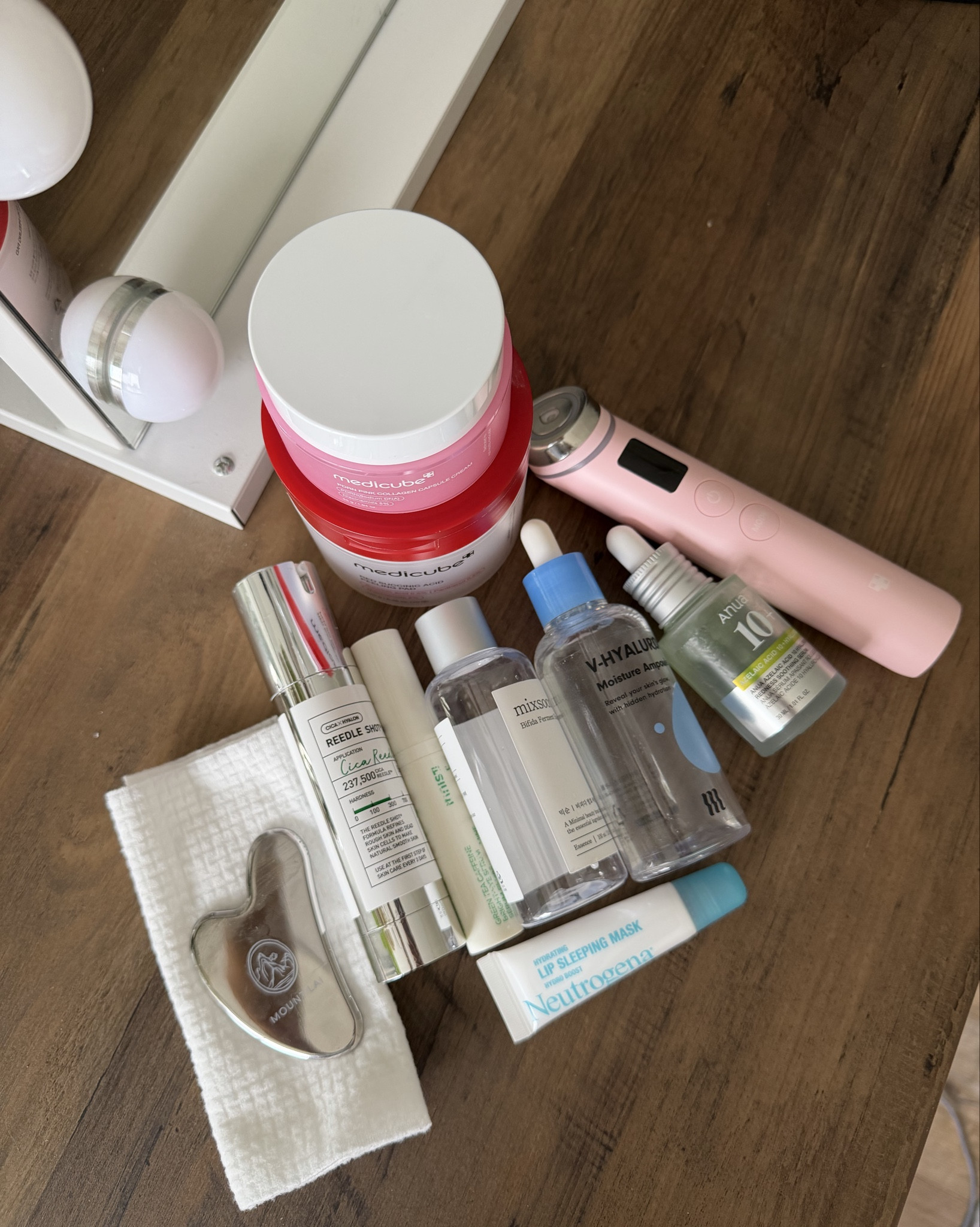 Everyday ritual: hydrating morning skincare routine (for the dry/sensitive/eczema prone girlies!)🧖🏻‍♀️🧴🫧

best Kbeauty brands that are WORTH the hype 1000% and provide that long lasting glowy glass skin!!

#LTKgrwm #LTKselfcare #LTKBeauty