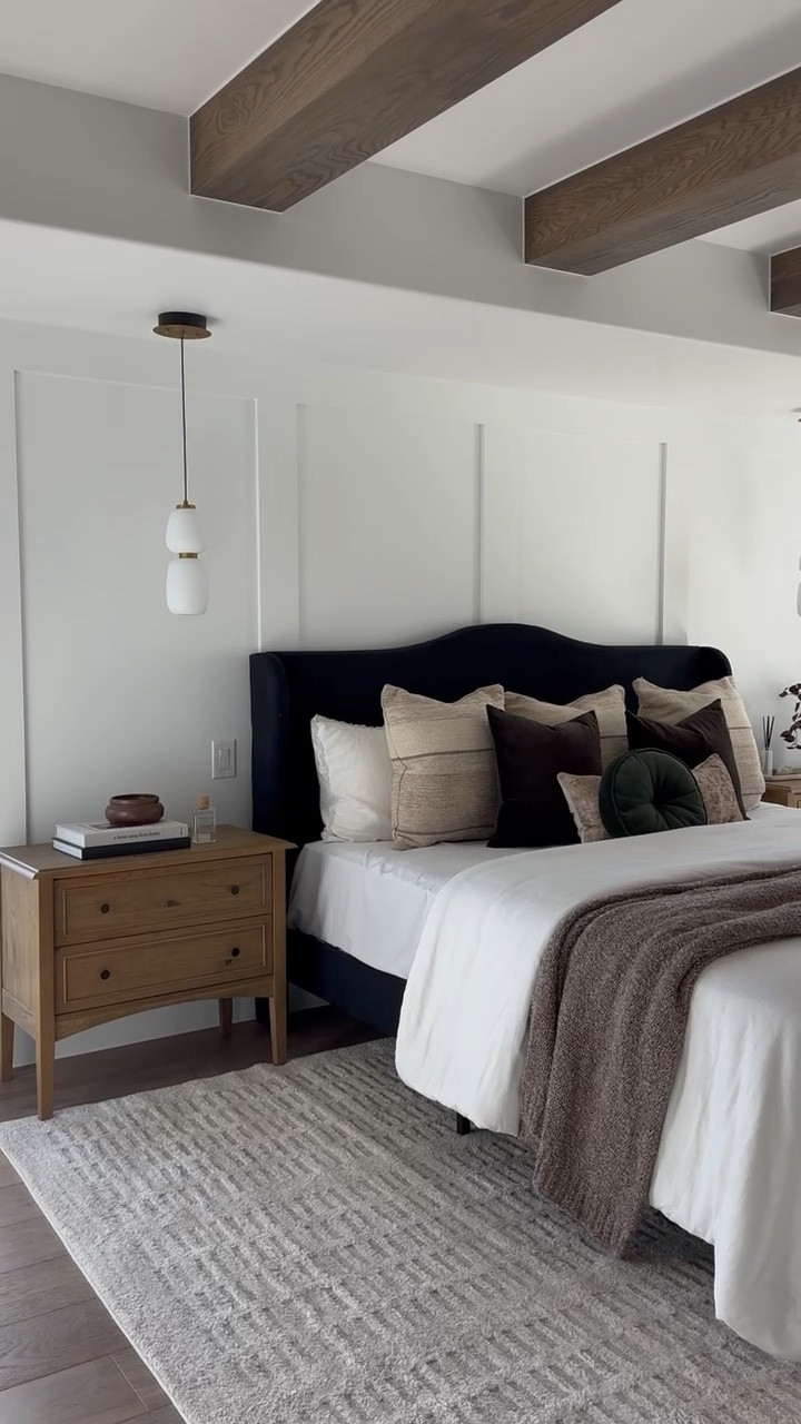 The most stunning vintage inspired bed from Amazon!

Bed, brown bed, affordable bed, nightstand, neutral rug

#LTKHome