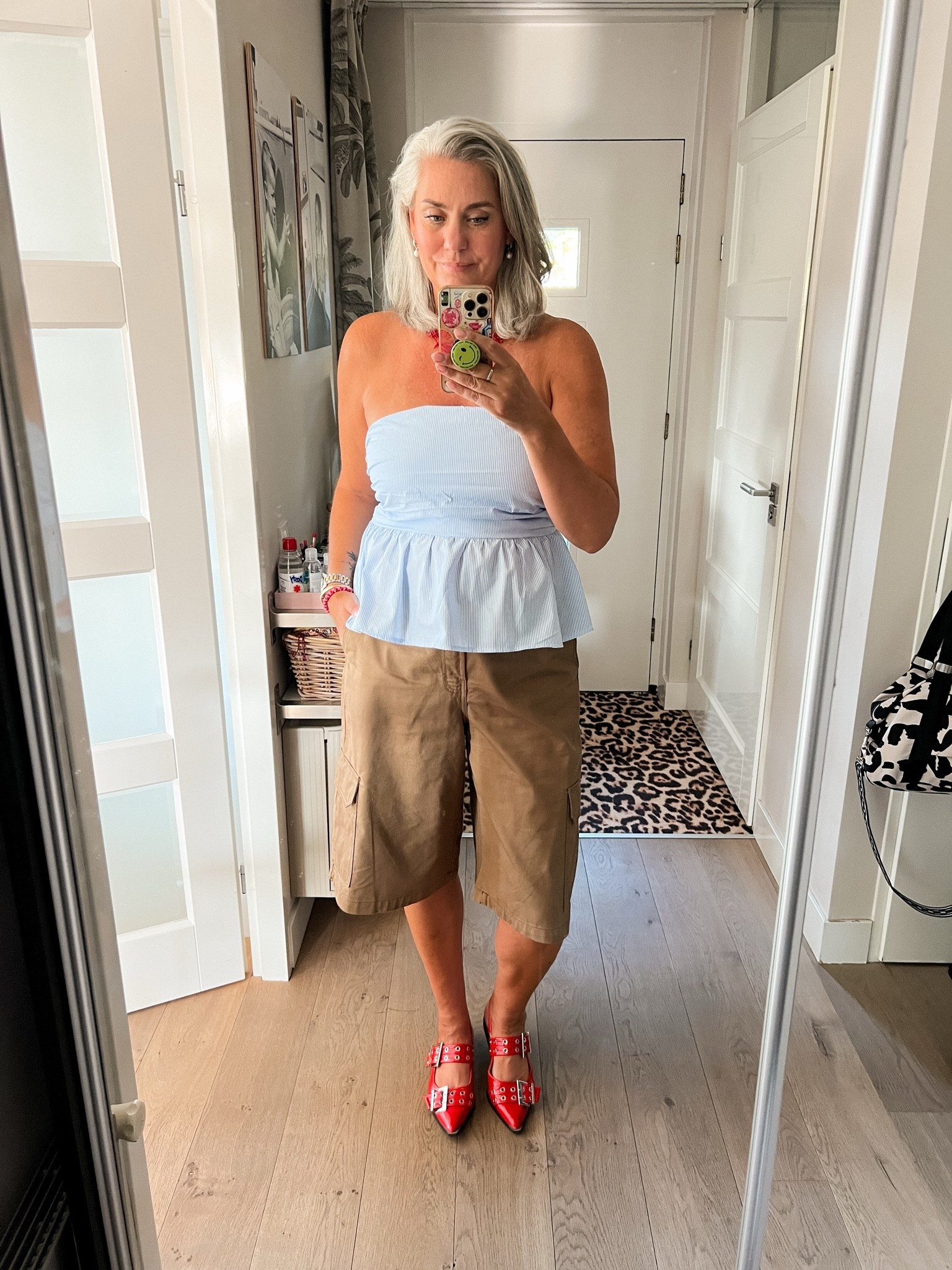 OOTD - Woensdag.
Lichtblauw gestreepte bandeau top met peplum (https://most-wanted-nl.mtpc.se/6321939). Ik draag een XL maar L had ook gekund. Baggy cargo shorts (size down). Rode Mary Jane schoenen.

#LTKnederlands #LTKeurope #LTKsummer