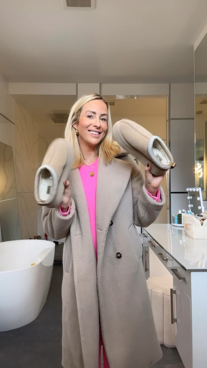 When a tracksuit is on sale I buy it in every colour 😍

The EXACT is linked in 🇨🇦 
The other ones are linked in 🇺🇸 

#ltksale 

#LTKSaleAlert #LTKSeasonal #LTKGiftGuide