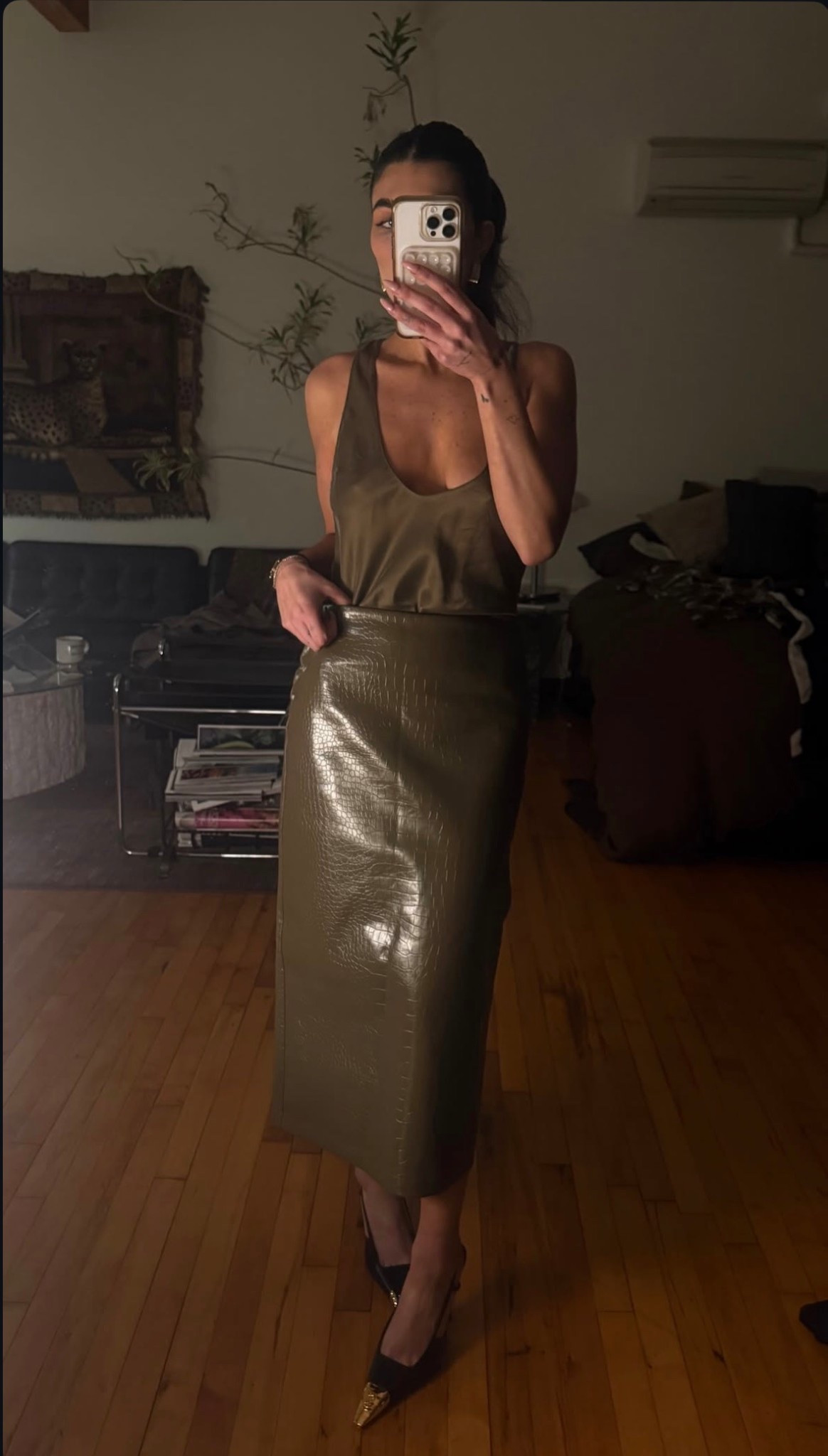 drinks with the girls 

Elevated style, outfit for a night out, chic night out outfit, easy evening outfit, leather skirt, eaves tank

#LTKootd #LTKgrwm