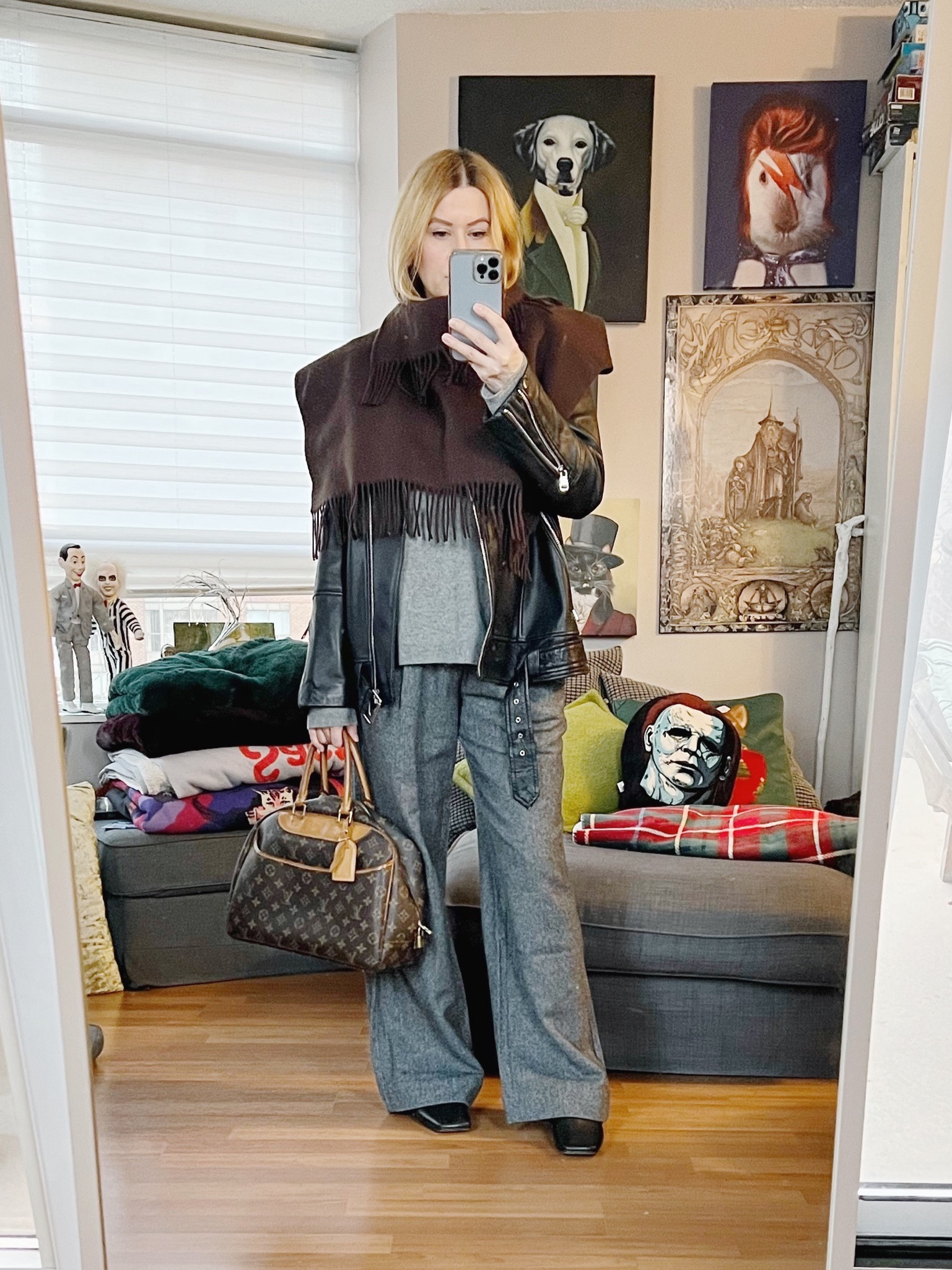 I always shied away from mixing brown and grey but then I was watching a bunch of 90s fashion shows and they showcased this combination a lot in shows that leaned towards 90s minimalism. Henceforth I will forever embrace this combination.
Cashmere sweater secondhand, and bag vintage.

.  #winterlook  #torontostylist #StyleOver40  #secondhandFind #everlane #fashionstylist #slowfashion #FashionOver40  #vintagelouisvuitton #MumStyle #genX #genXStyle #oldceline #shopSecondhand #genXInfluencer #genXblogger #secondhandDesigner #Over40Style #40PlusStyle #Stylish40


#LTKitbag #LTKover40 #LTKstyletip