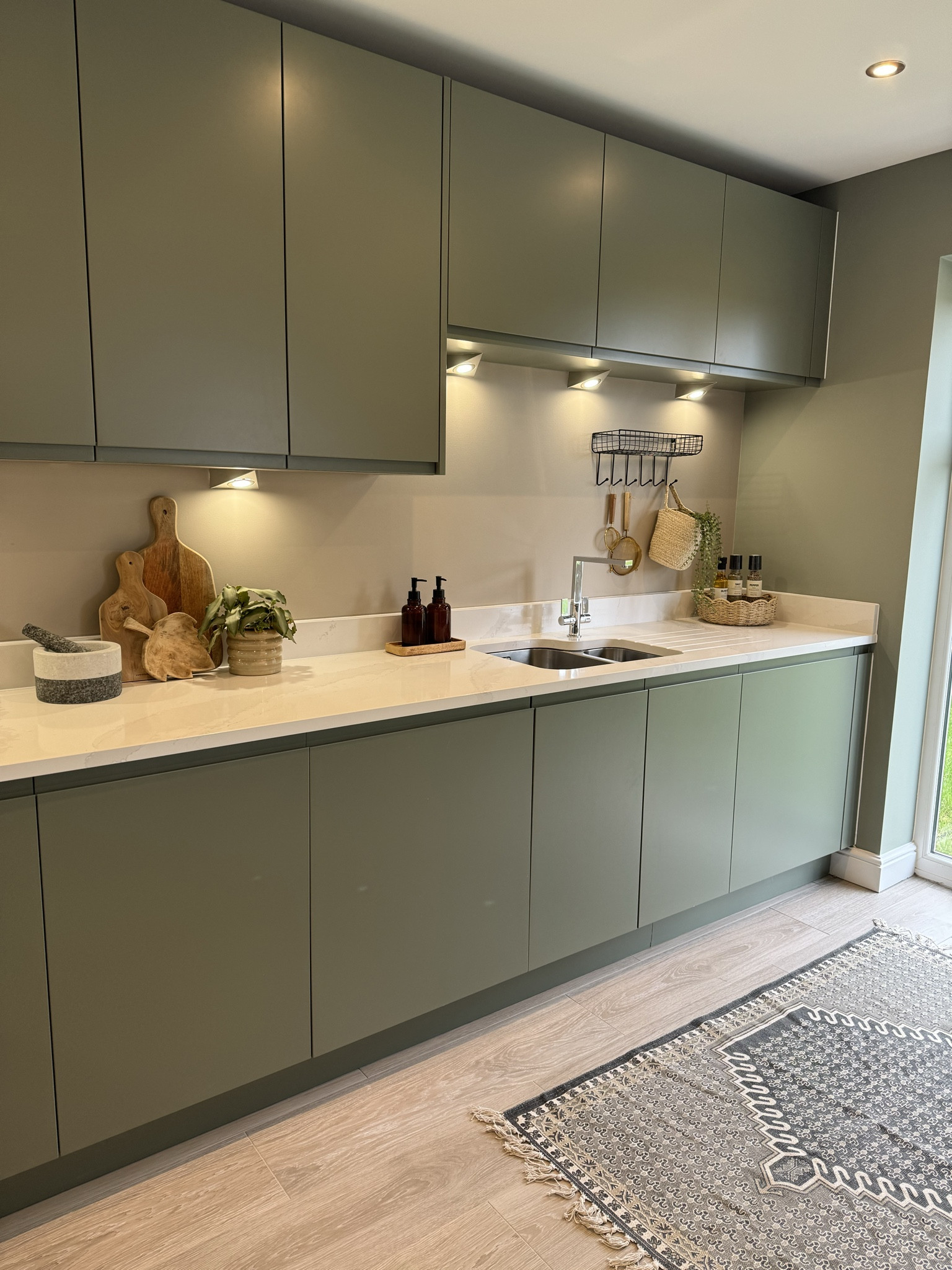 Styling a green kitchen for spring 💚🌿