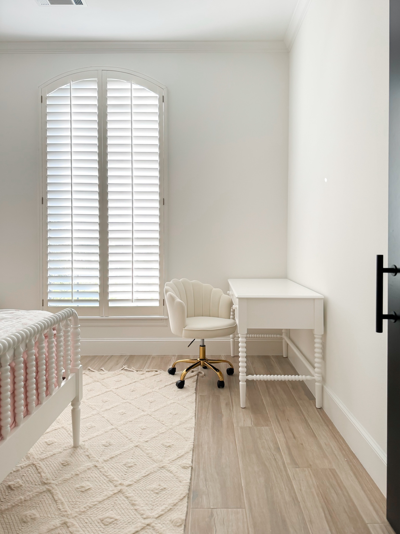 Bristol’s new Crate & Kids desk  & Wayfair chair 

#girlsbedroom #girls #modernhome #crateandkids #crateandbarrel #wayfair #neutral #modernorganic #bedroom #desk #chair

#LTKHome #LTKU #LTKKids