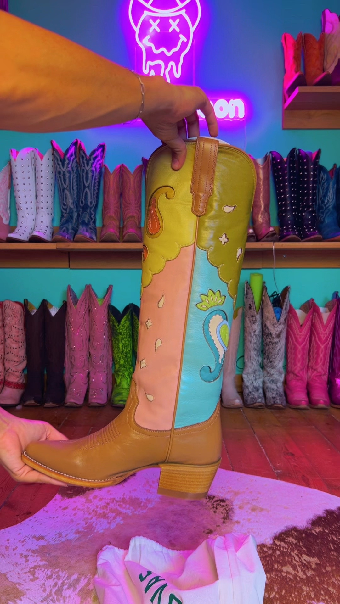 Unboxing the prettiest boots I’ve ever seen — meet the new Tecovas ‘Abby’ in paisley. Obsessed is an understatement. 

#LTKU #LTKShoeCrush #LTKFestival