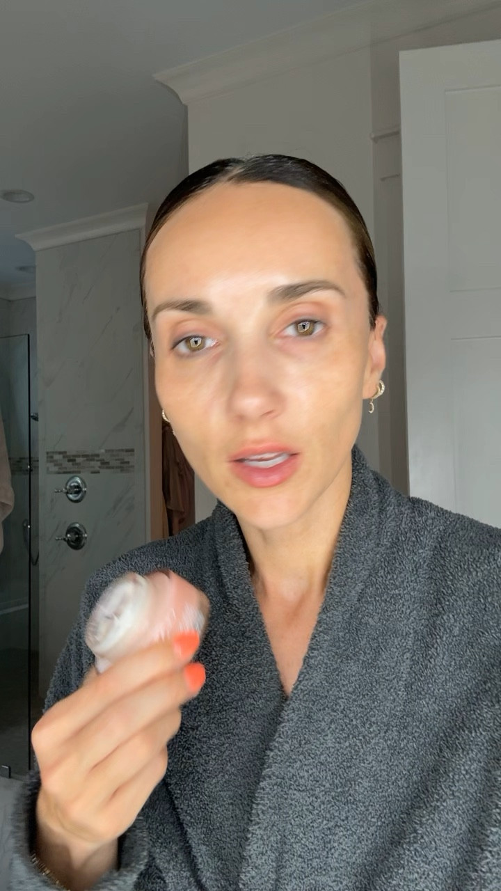 Anti-aging moisturizer with niacinamide gives my skin radiance , it’s a must have! Get @clarinsusa Multi Activ Jour now at @sephora #sephorapartner