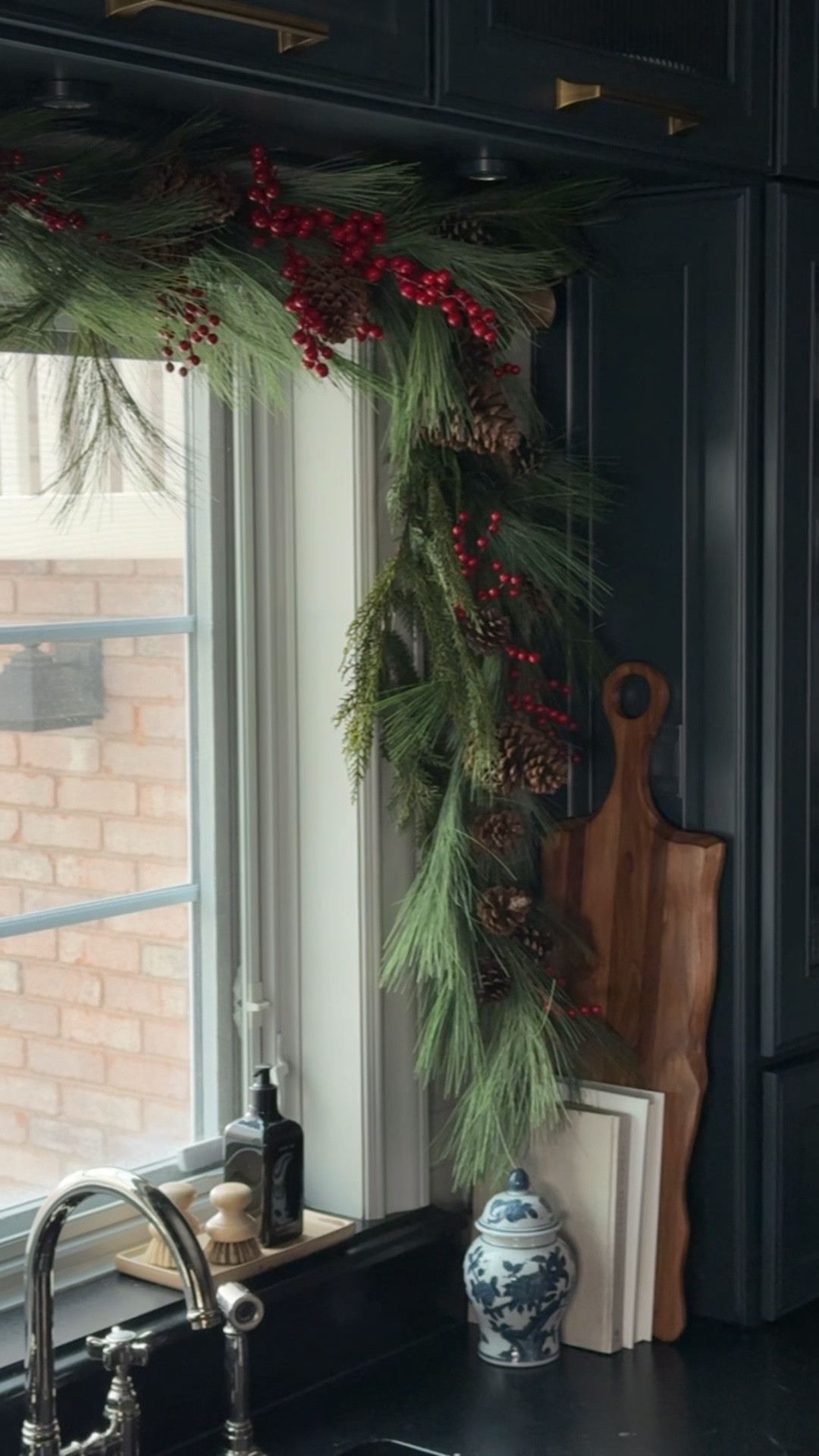 The kitchen is looking festive!


#LTKHoliday #LTKdayinmylife #LTKHome