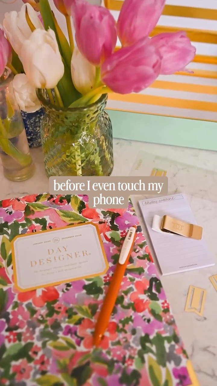 Ringing in the new (lunar) year with @thedaydesigner !! Nothing makes me feel more put together than spending 5 morning minutes with this daily planner. I set daily intentions, to-dos, priorities and gratitude (my favorite part). As a proud stationery snob and I can’t wait to share a fun little announcement with this brand (coming soon)! Make sure you’re following along so you don’t miss it 📝🌸🌷

#gifted #thedaydesigner @thedaydesigner #daydesignerplanner day designer, best agenda book, teacher planner, daily planner