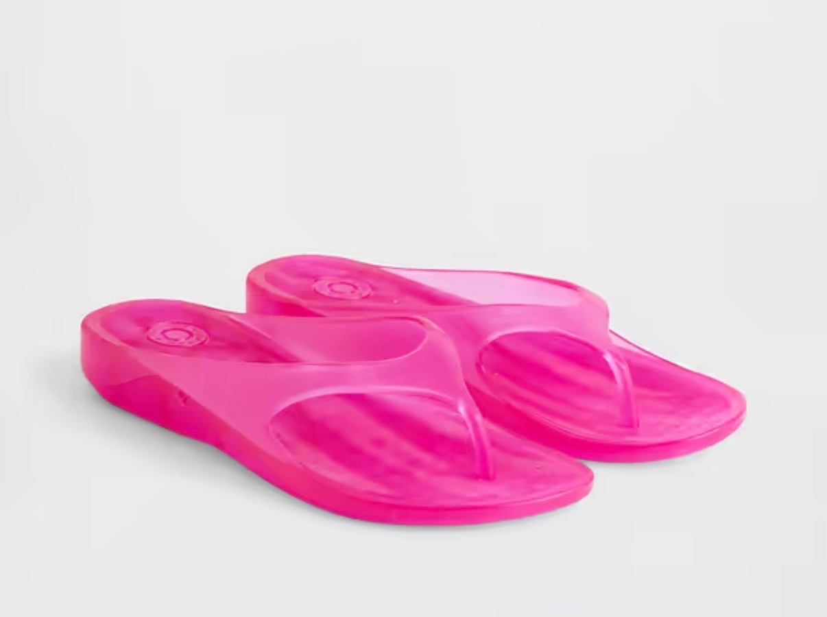 Gap jelly flip flops

#LTKdayinmylife #LTKgrwm