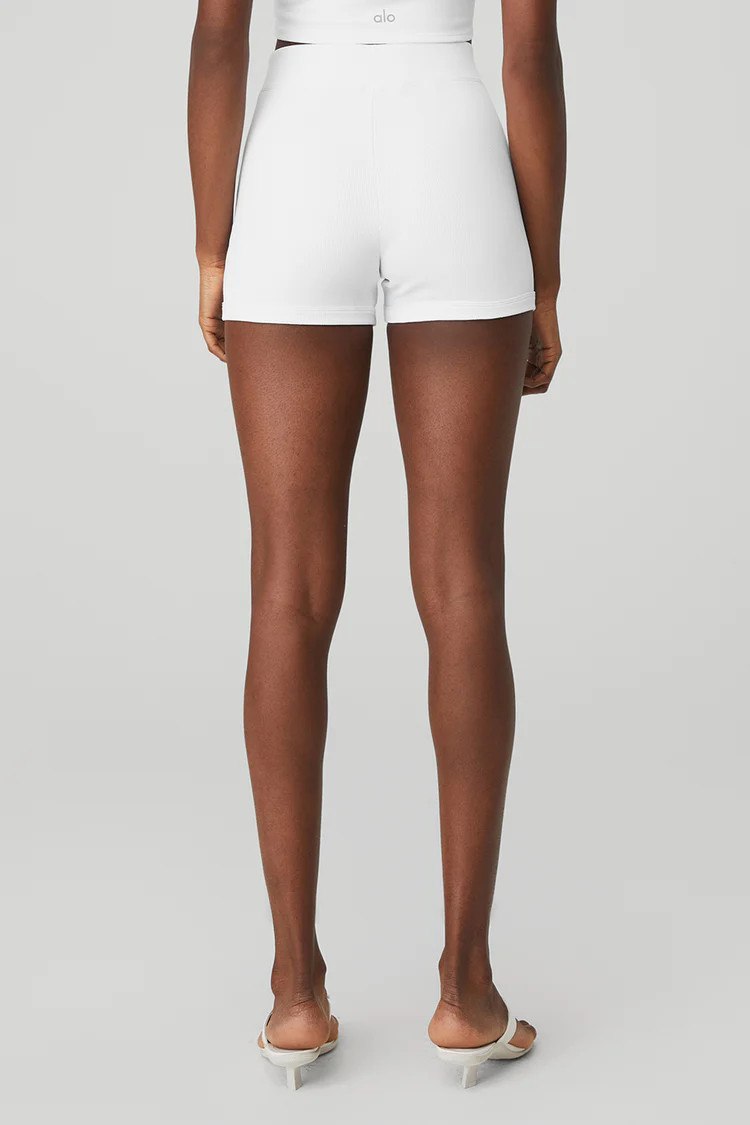 Goddess Ribbed High-Waist Hot Short - White | Alo Yoga (US)