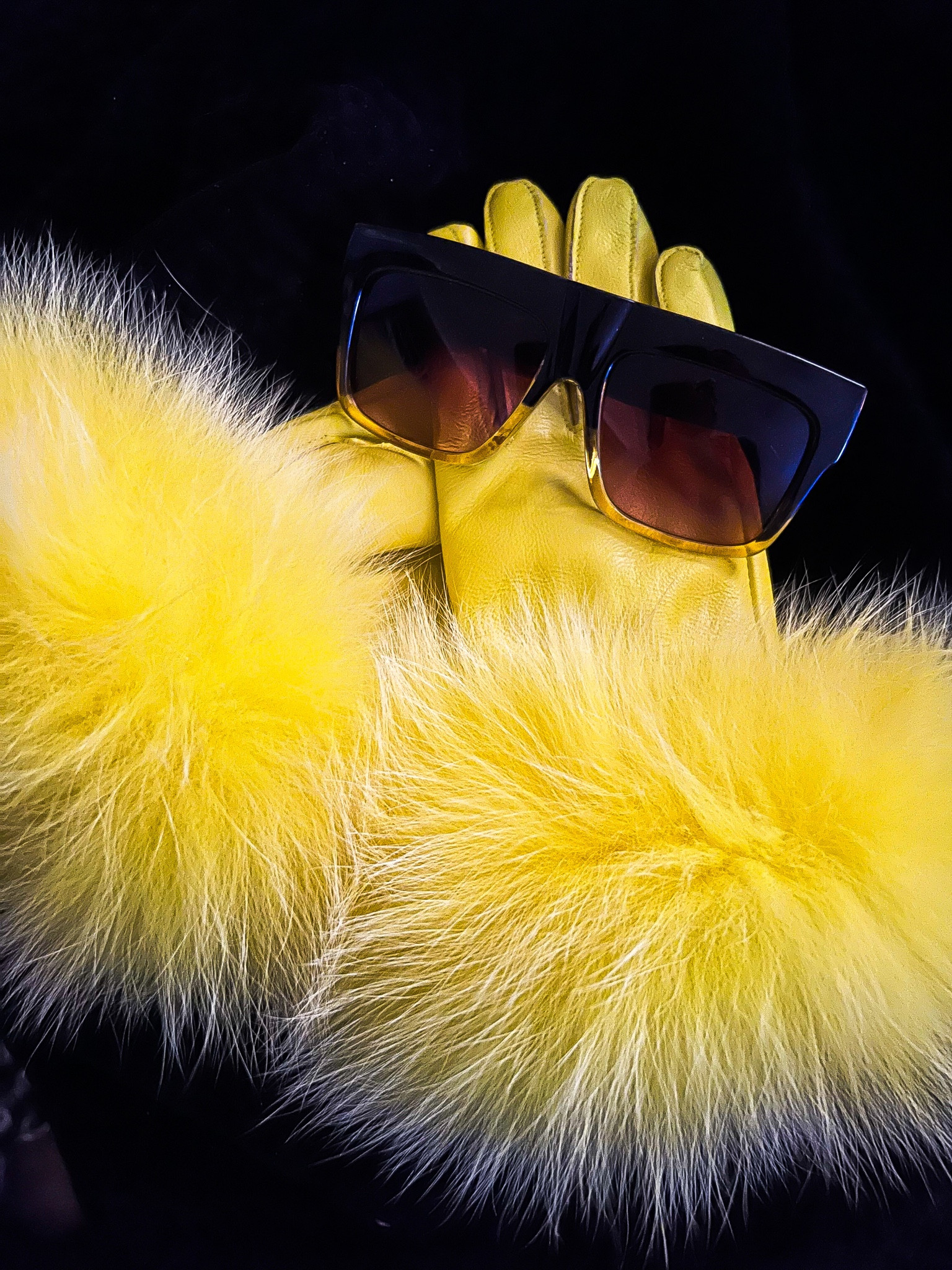 Don’t let winter end without a pair of fur gloves. 

Sunglasses: @Shop.DaniJoh (Known) 