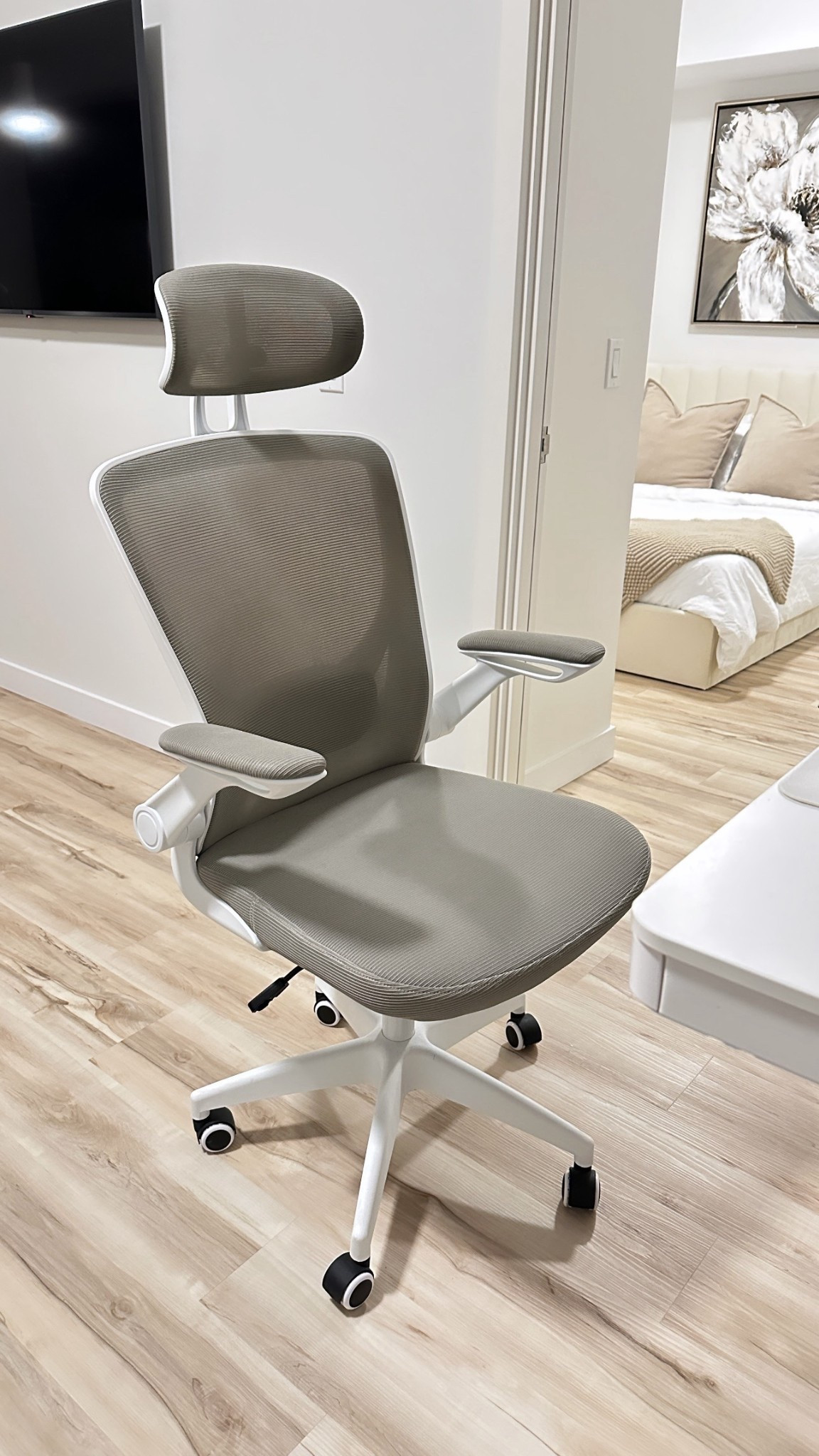 The best investment I have made in my home office: an ergonomic chair that actually saves my back. ✨ 


#LTKcanada #LTKgiftguide #LTKsale