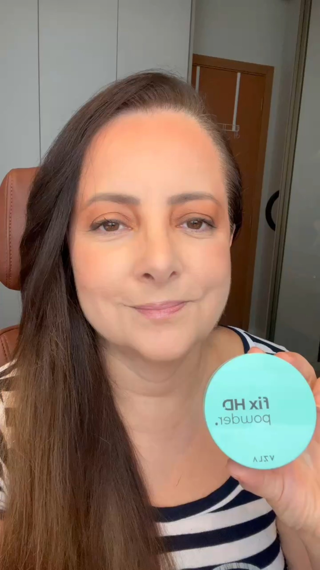 Dica de maquiagem: pó Fix HD da Vizzela, para selar a maquiagem evitando que fique transferindo. Textura ultra fina e acabamento matte.

#LTKbrasil #LTKbeleza