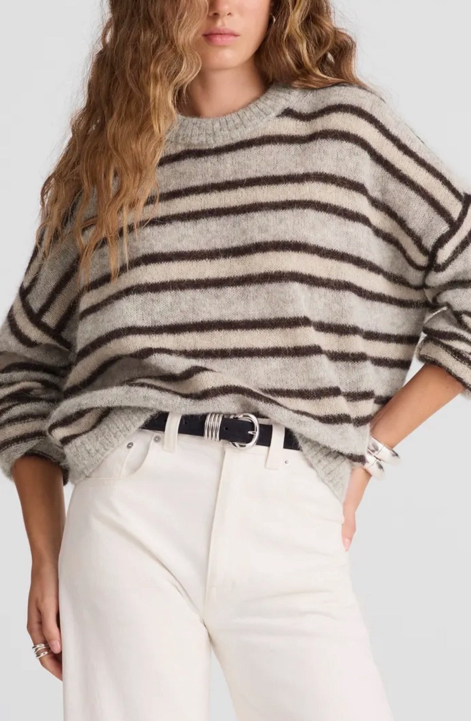 As the reviews say, it’s kind of itchy 😭 
& if you want the oversized look, definitely size up 