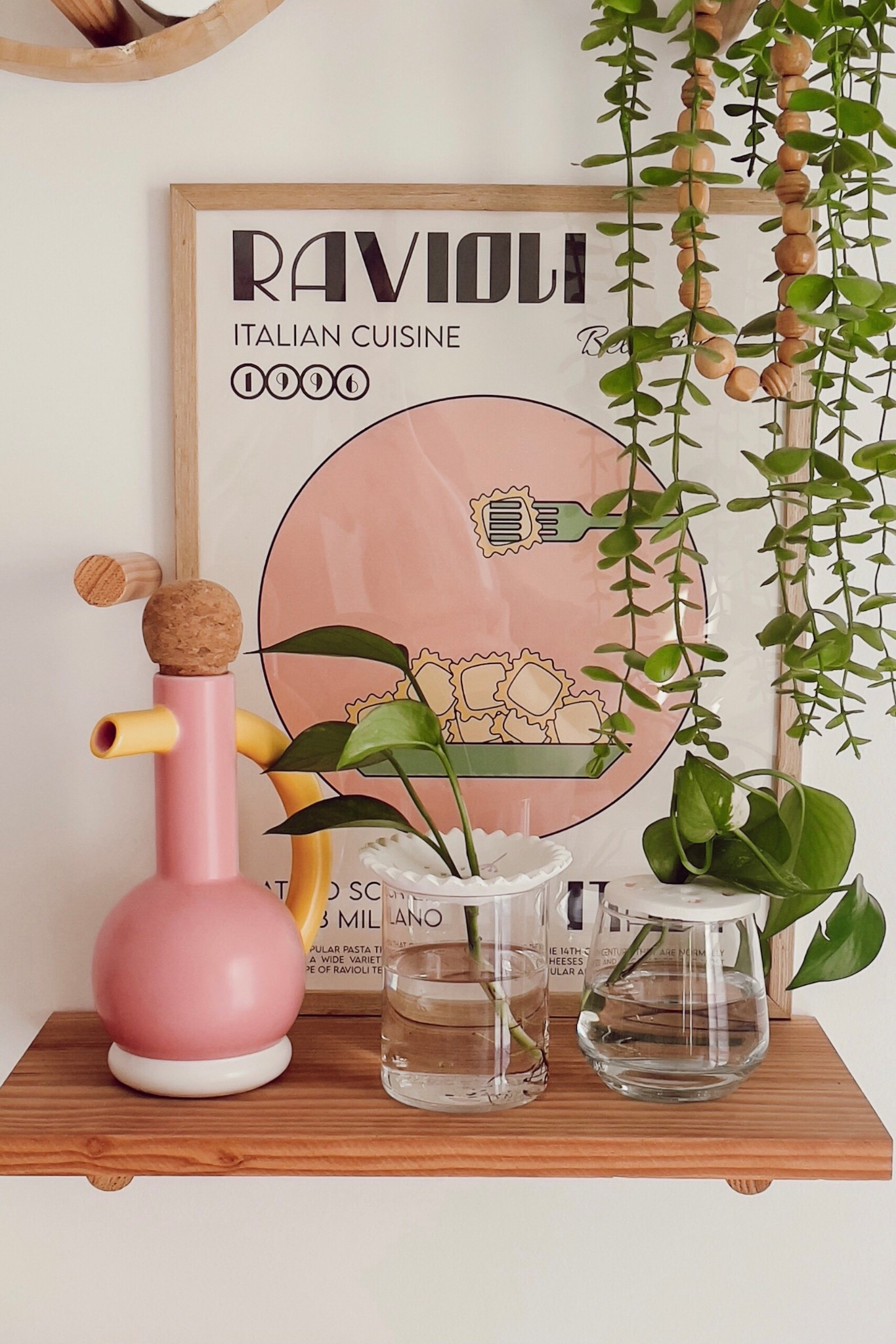 Déco cuisine, affiche colorée, carafe moderne, plante suspendue, inspiration cuisine, aesthetic pink

#LTKhome #LTKeurope #LTKfrance