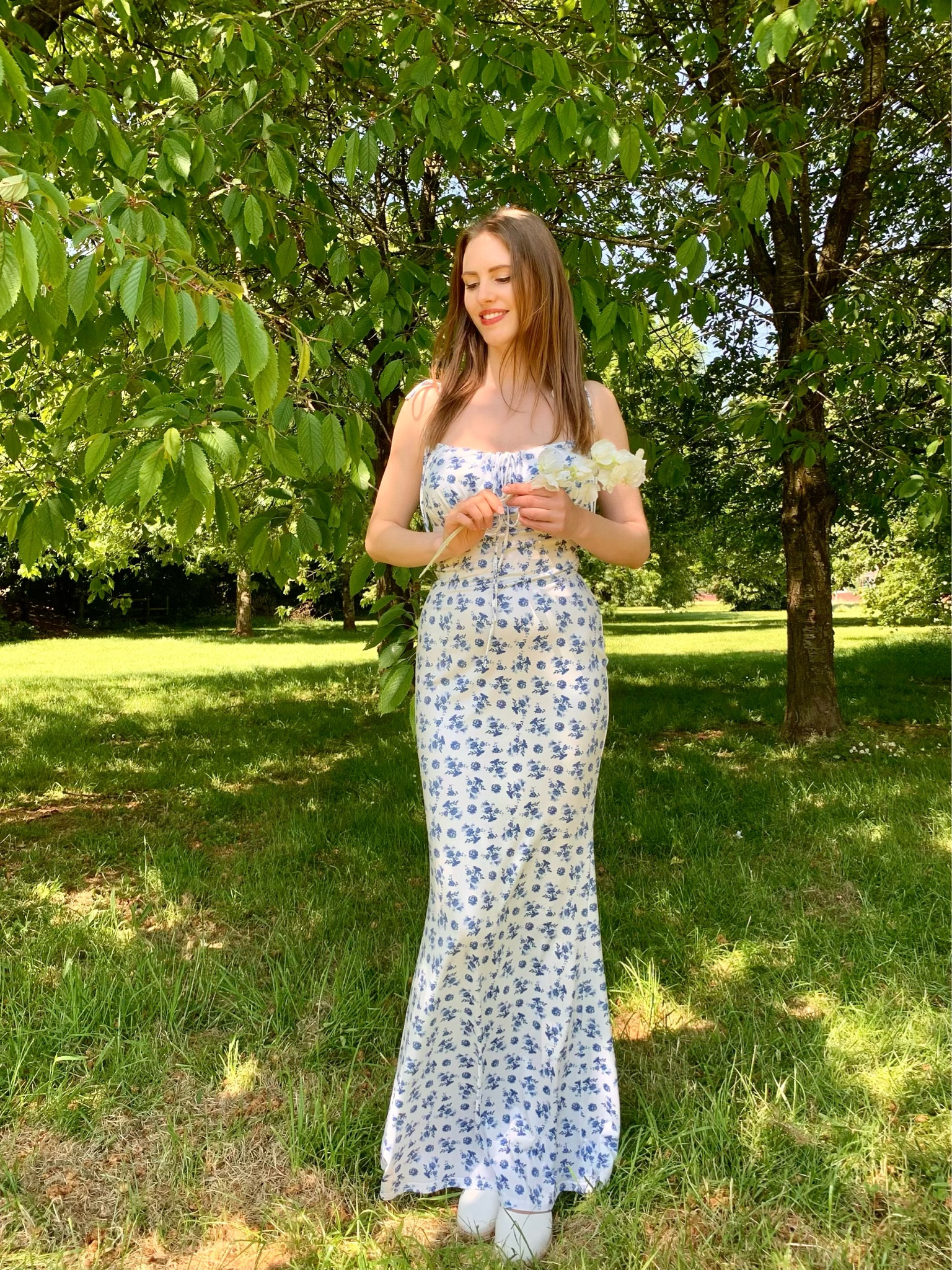 Summer dress 💙

Summer outfit ideas 
Summer looks
Summer fashion 
Floral dress
Blue white floral dress 
Long dress 
Maxi dress 
Tie strap dress 
Bodycon dress 

#LTKfit #LTKstyletip #LTKSeasonal