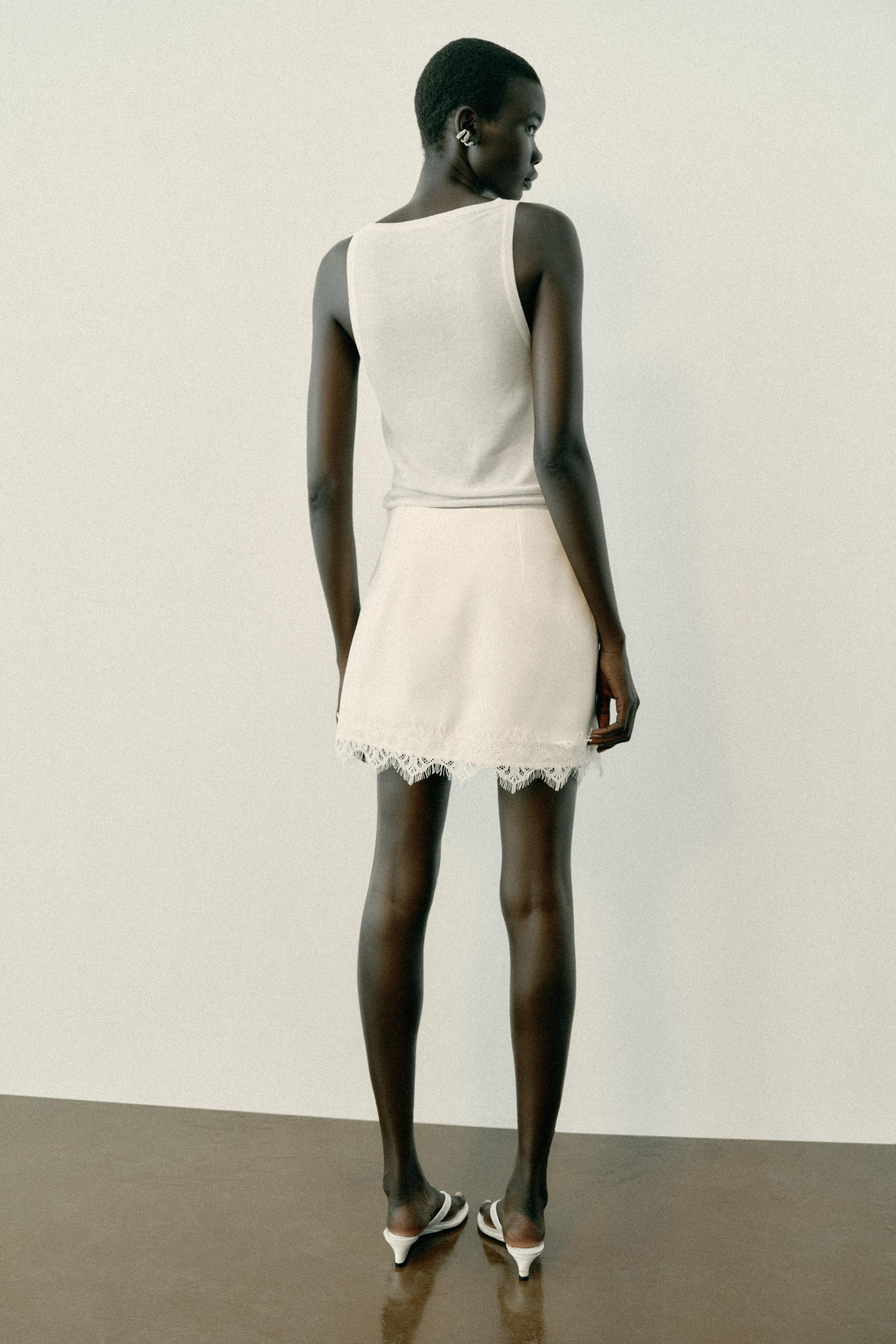 Satin-finish skort with lace trim on the hem. Features an inner lining and an invisible side zip ... | Zara UK
