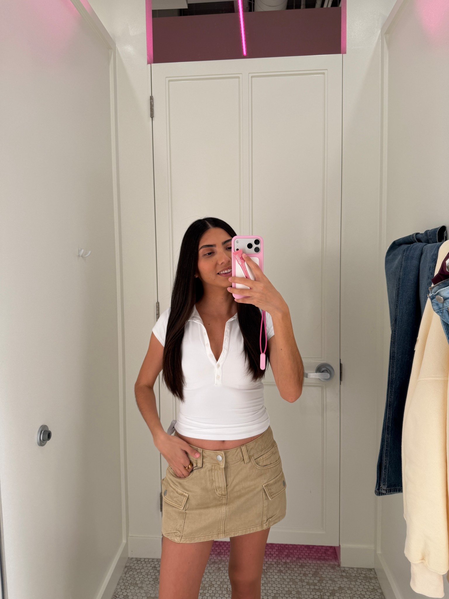 white top, cargo skirt, mini skirt, summer outfitt