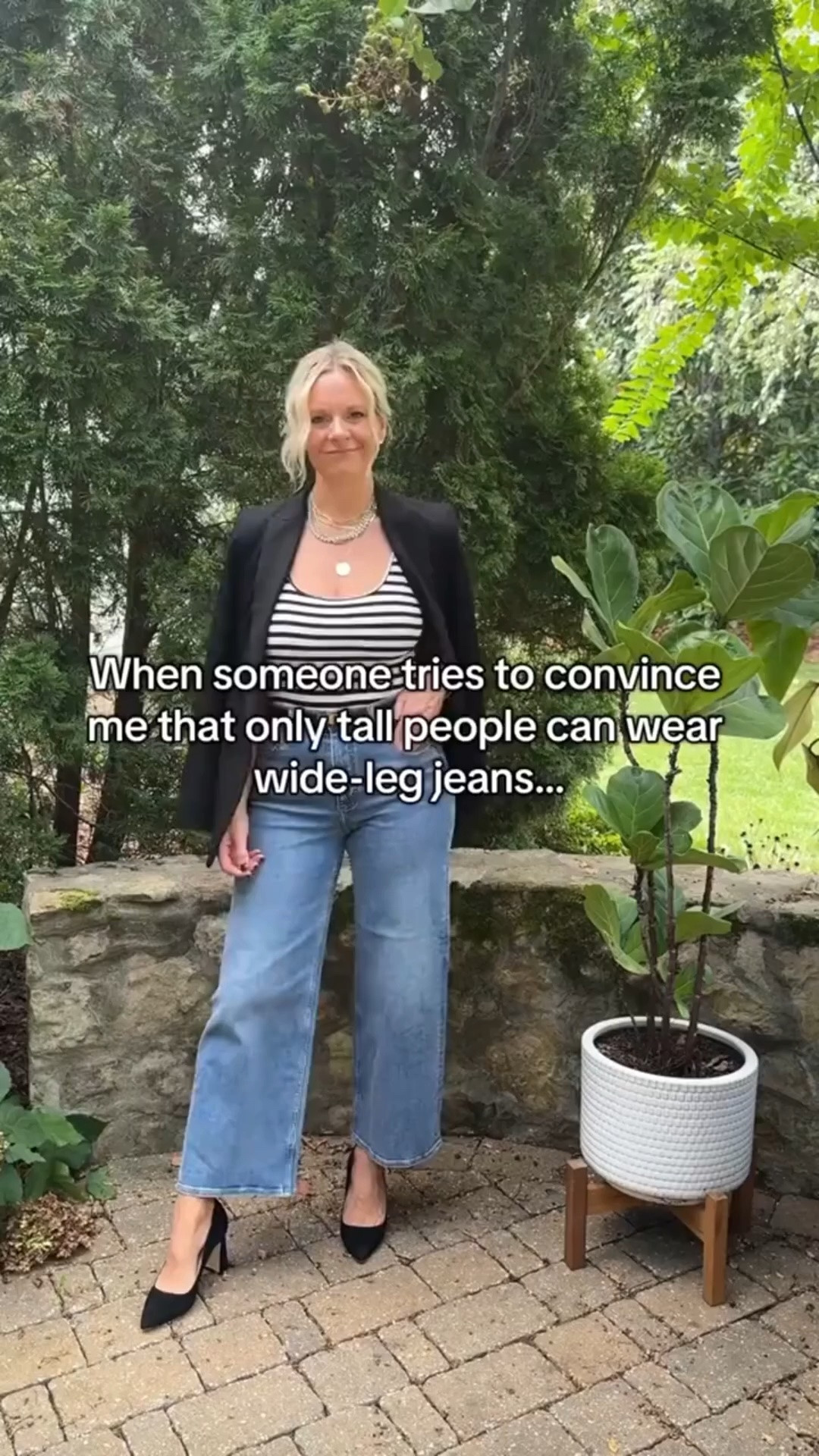 When someone says only tall people can wear wide-leg pants, I’ve got receipts! 💁‍♀️ Being 5'5" doesn't stop me from rocking this trend—elevation is key! 🙌 If you're feeling hesitant about wide-legs, the right shoe can make all the difference. Embrace the style, regardless of your height. 👖✨ #personalstyling #effortlessstyle #styleover40 #nashvillestylist #personalstylist #styletipsforwomen #fashionover40 #fashionover50