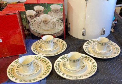 VTG Xmas Set 12pc 4plates 4Saucer 4Cups Green & Red Holly Dinnerware* Read | eBay US