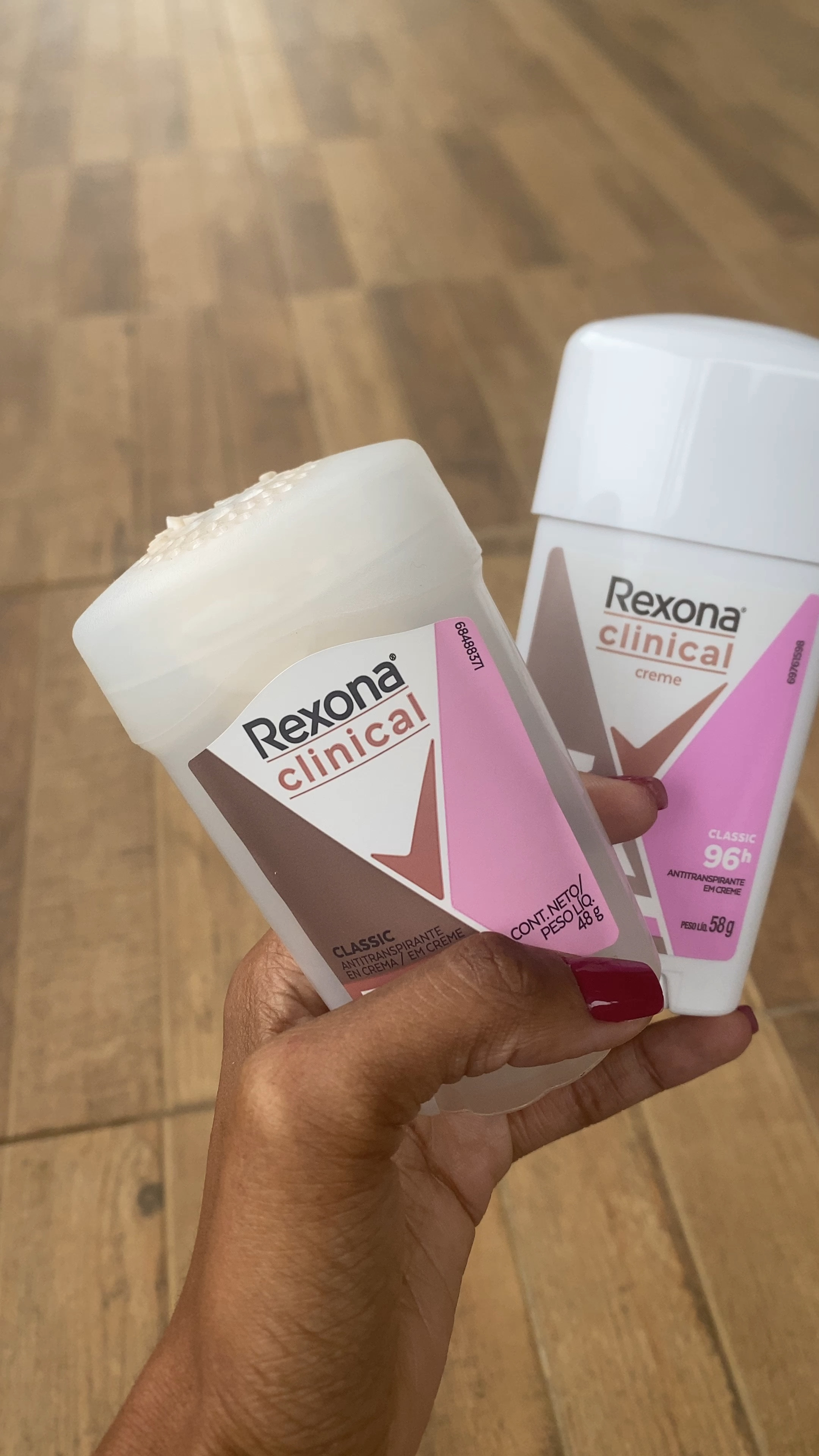 O que mudou? Vem que eu te conto…
Que esse desodorante é perfeito quase todos já sabem (só quem nunca usou que não), não chegou um novo no mercado, apenas melhoraram a fórmula dele, agora ele não mancha as roupas, seca mais rápido e mantém a pele seca e sem odor realmente por até 96H, sem contar que com esse nova aplicador o produto rende muito mais. Eu amei e acredito que você não vai se arrepender se experimentar.

#LTKbrasil #LTKbeauty #LTKfamily